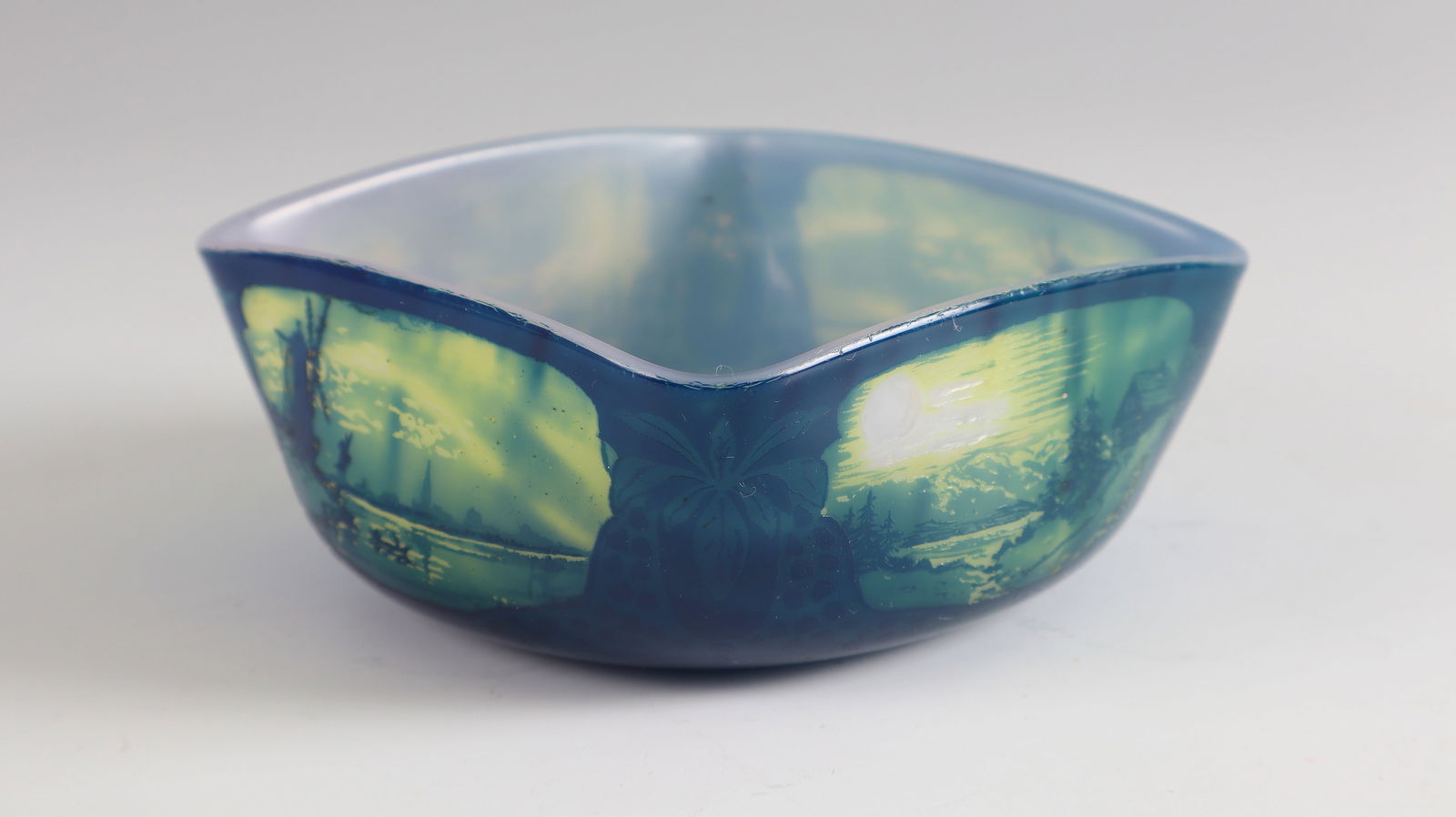 Bowl ''Paysages'': Bowl ''Paysages'' Val Saint - Lambert, 1905 - 1907 Opal glass, light yellow and blue overlay. Etched landscape decors. Reference: VSL (etched). 5 x 10 x 10 cm Lit.: G. Cappa, L'Europe de l'Art