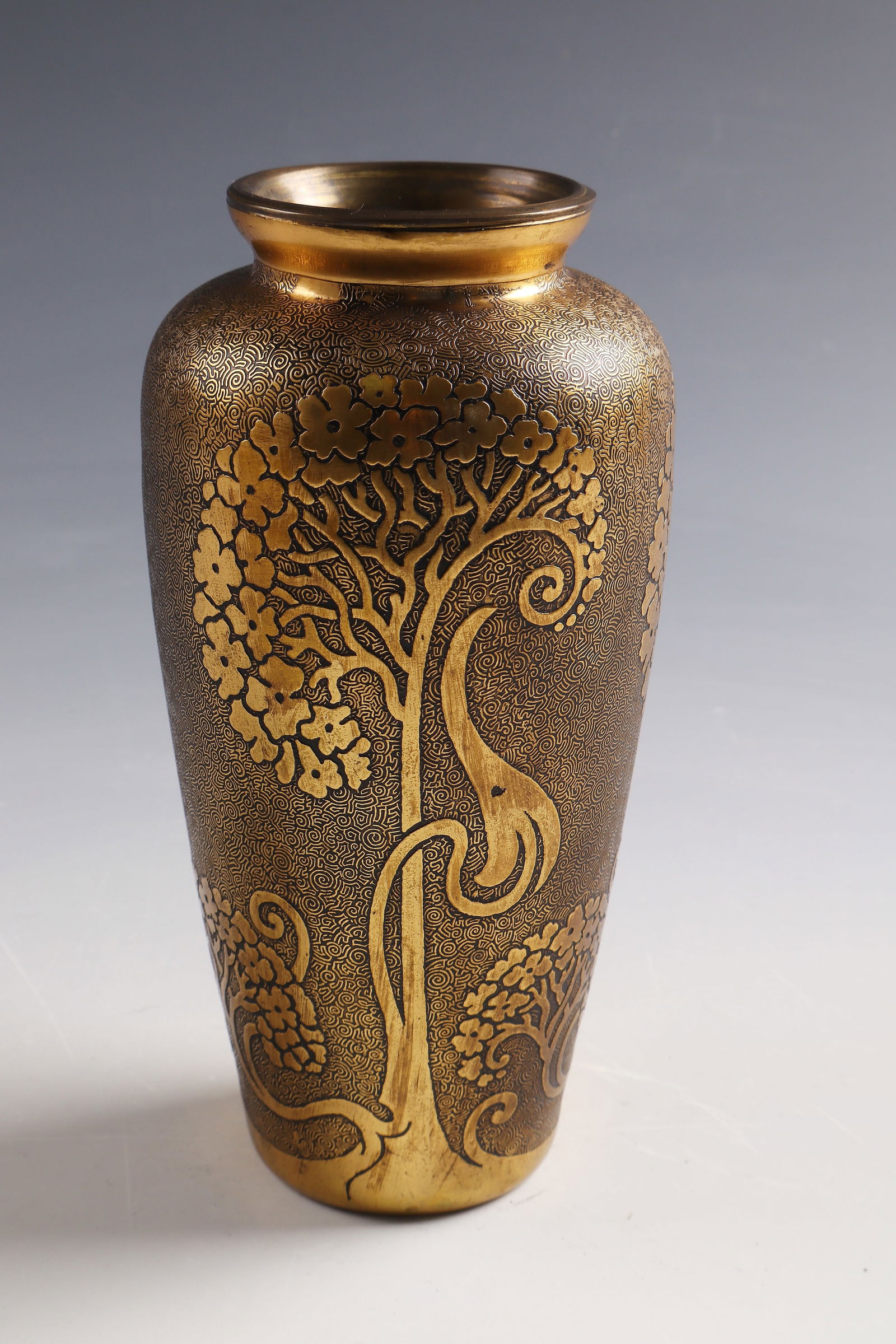 Vase ''U esthétique'': Vase ''U esthétique'' Cristalleries du Val Saint-Lambert, 1910 - 1912 - Design: Léon Ledru Cobalt blue glass with galvanoplastic copper plating. Etched décor in triple repeat. H. 17 cm Lit.: G.