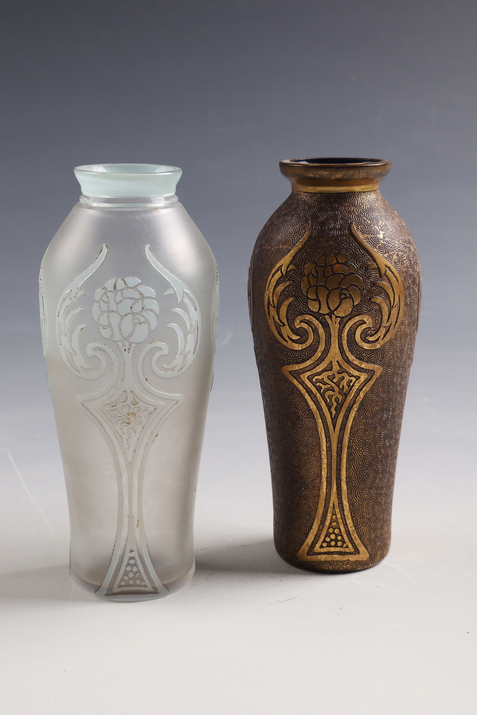 2 vases: 2 vases Cristalleries du Val Saint - Lambert, c. 1900 - 1905 - Design: Leon Ledru Cobalt blue and colourless glass overlaid with white opal, partly with galvanoplastic copper coating. Etched décor.