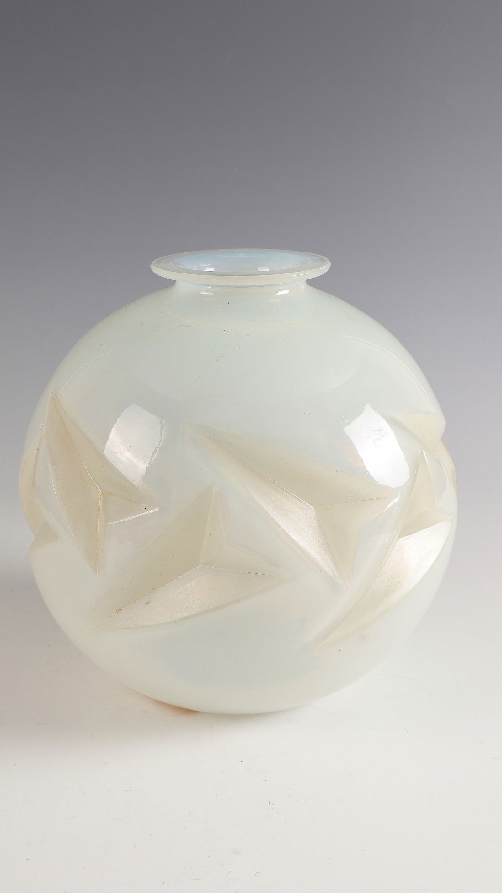 Spherical vase: Simonet Frères spherical vase, c. 1925 - 1930 - Design: Henri Dieupart Strongly opalescent glass. Geometric relief décor. Underside inscribed: H. Dieupart (etching stamp). H. 21.5 cm