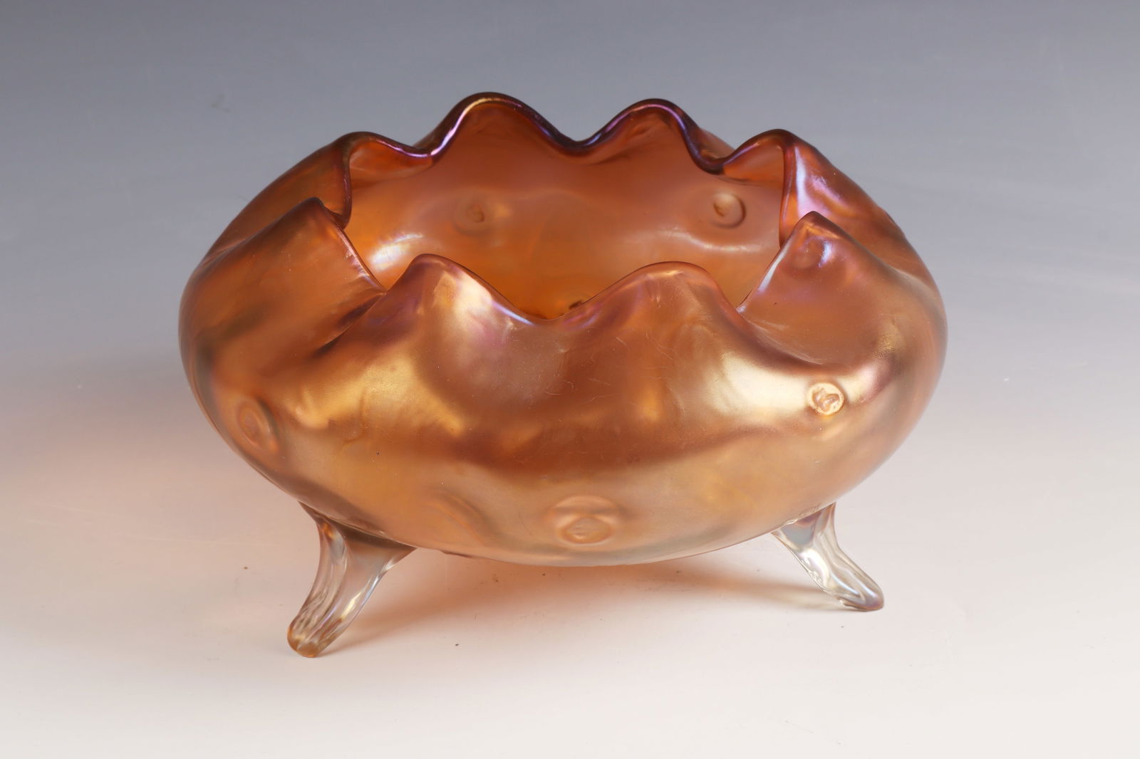 Foot shell: Foot bowl Loetz Wwe., Klostermühle, 1896 Brown, optically blown glass. The attached feet in colorless. Iridescent. H. 13 cm; D. 24 cm Lit.: G. Cappa, Le Genié Verrier de l'Europe, ed.: Mardaga,
