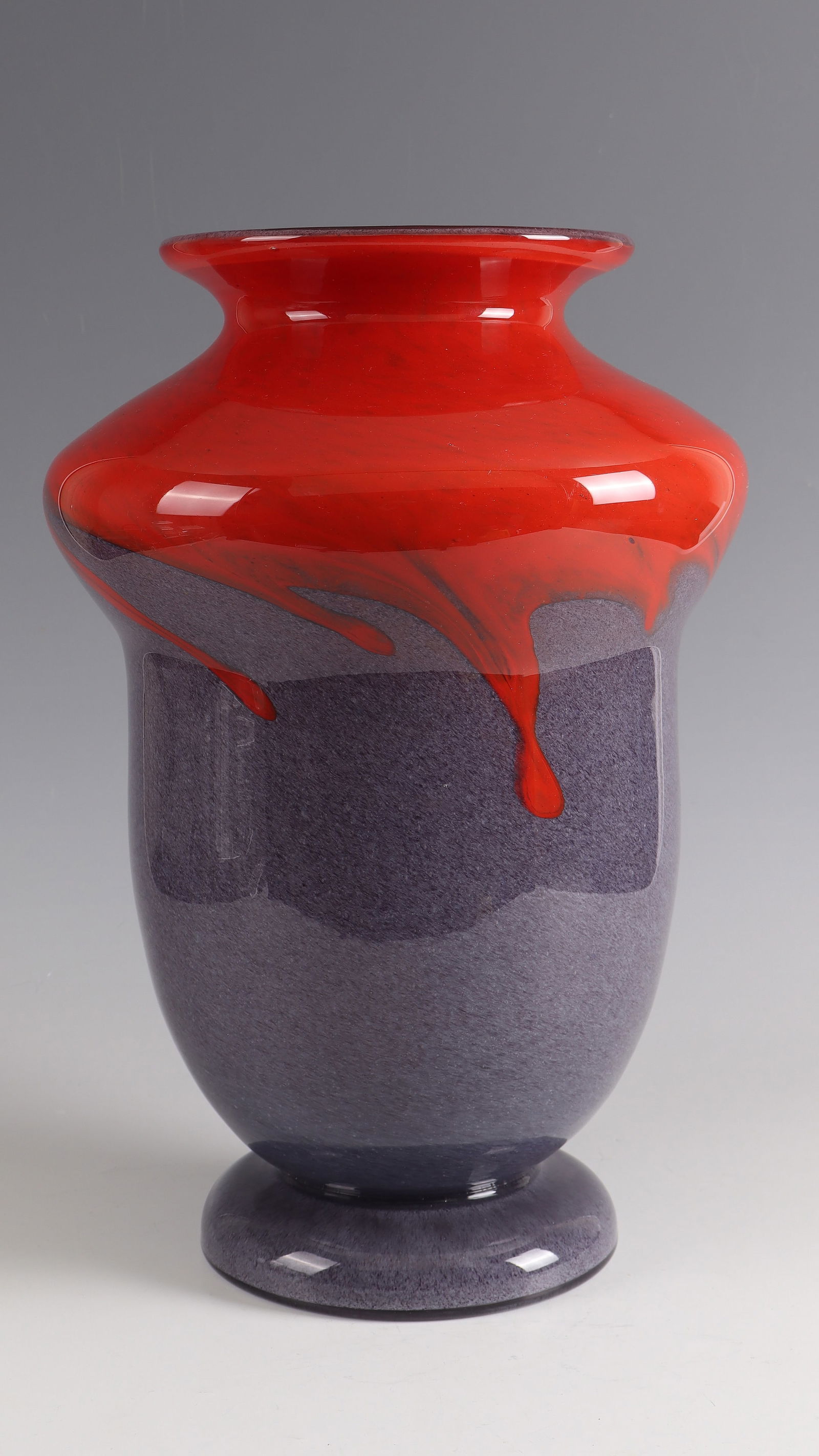 Vase: Vase Marie Kirschner (shape design, sliced), Loetz Wwe., Klostermühle c. 1909 - 1911 Colourless glass with flower and leaf wreath in polished and relief gold. Underside with original adhesive label: