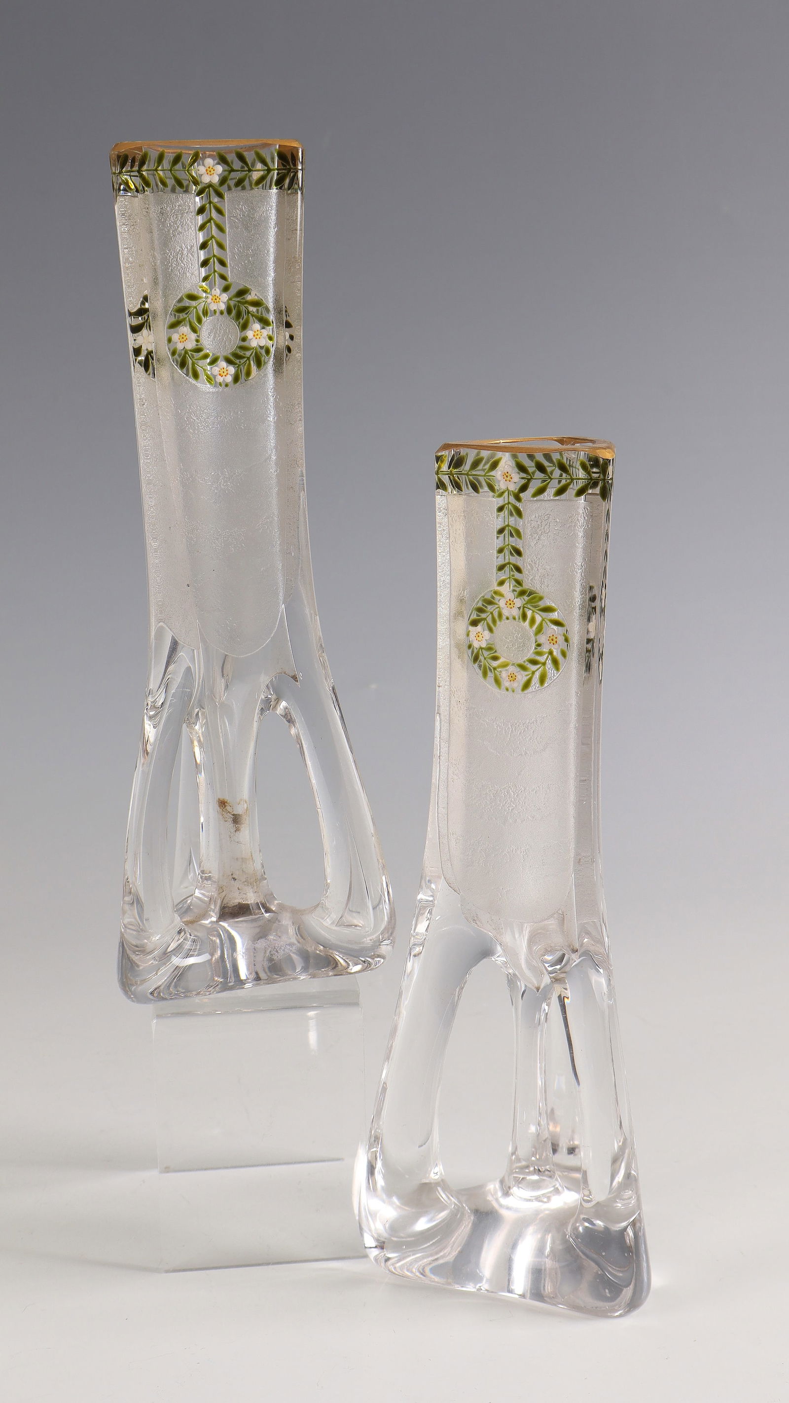 Pair of vases: Pair of vases Marie Kirschner (shape design, engraved), Loetz Wwe., Klostermühle around 1909 - 1911 Colourless glass with flower and leaf wreath in colourful enamel decoration. H. 20.5 cm Lit.: G.