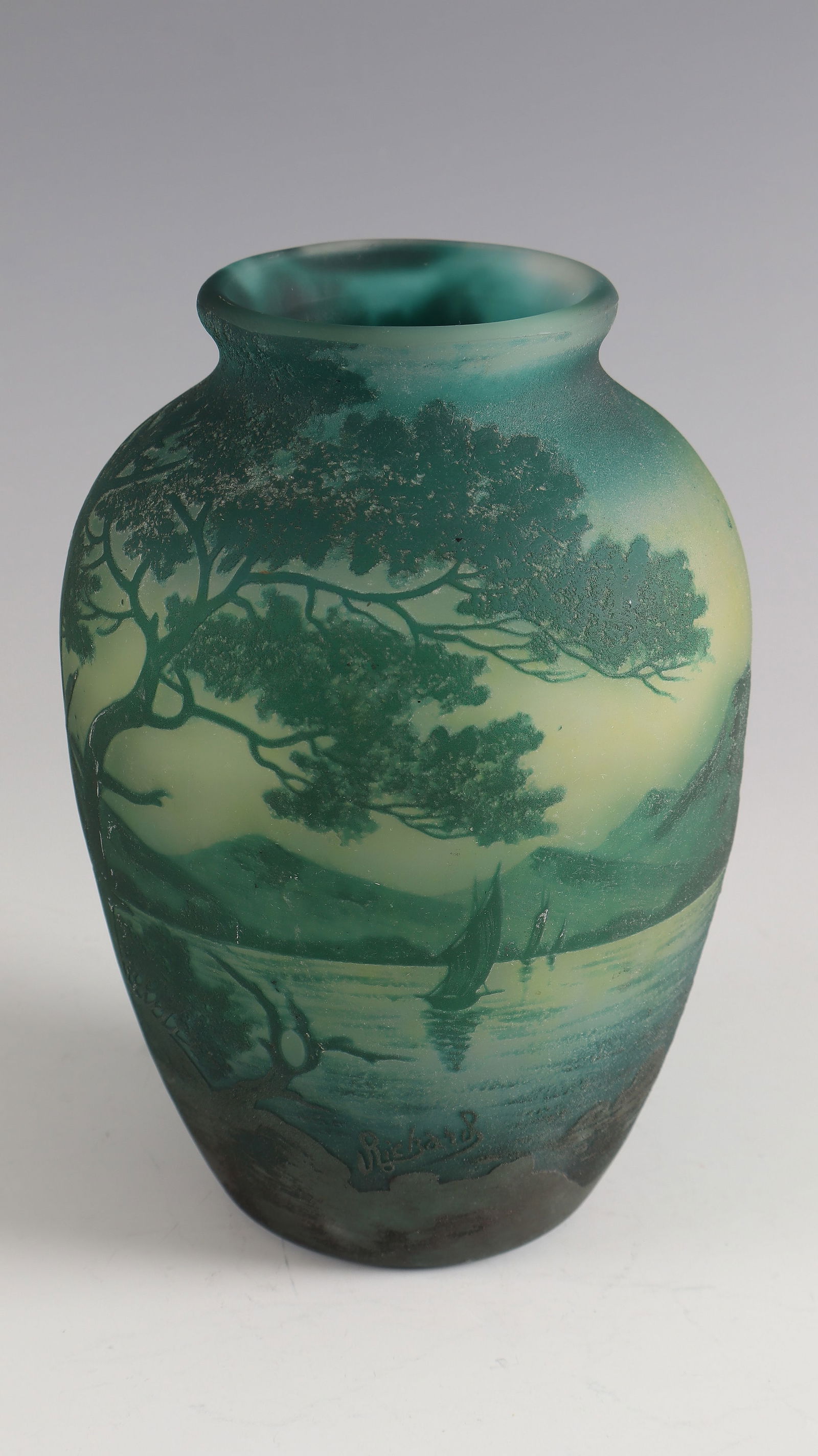 Vase with boat-decorated seascape ''Paysage maritime aux voiliers'': Vase with boat-decorated seascape ''Paysage maritime aux voiliers'' Loetz Wwe., Klostermühle, 1920 - 1925 Colourless frosted glass, blue and green overlay. Relief etched décor. On the wall