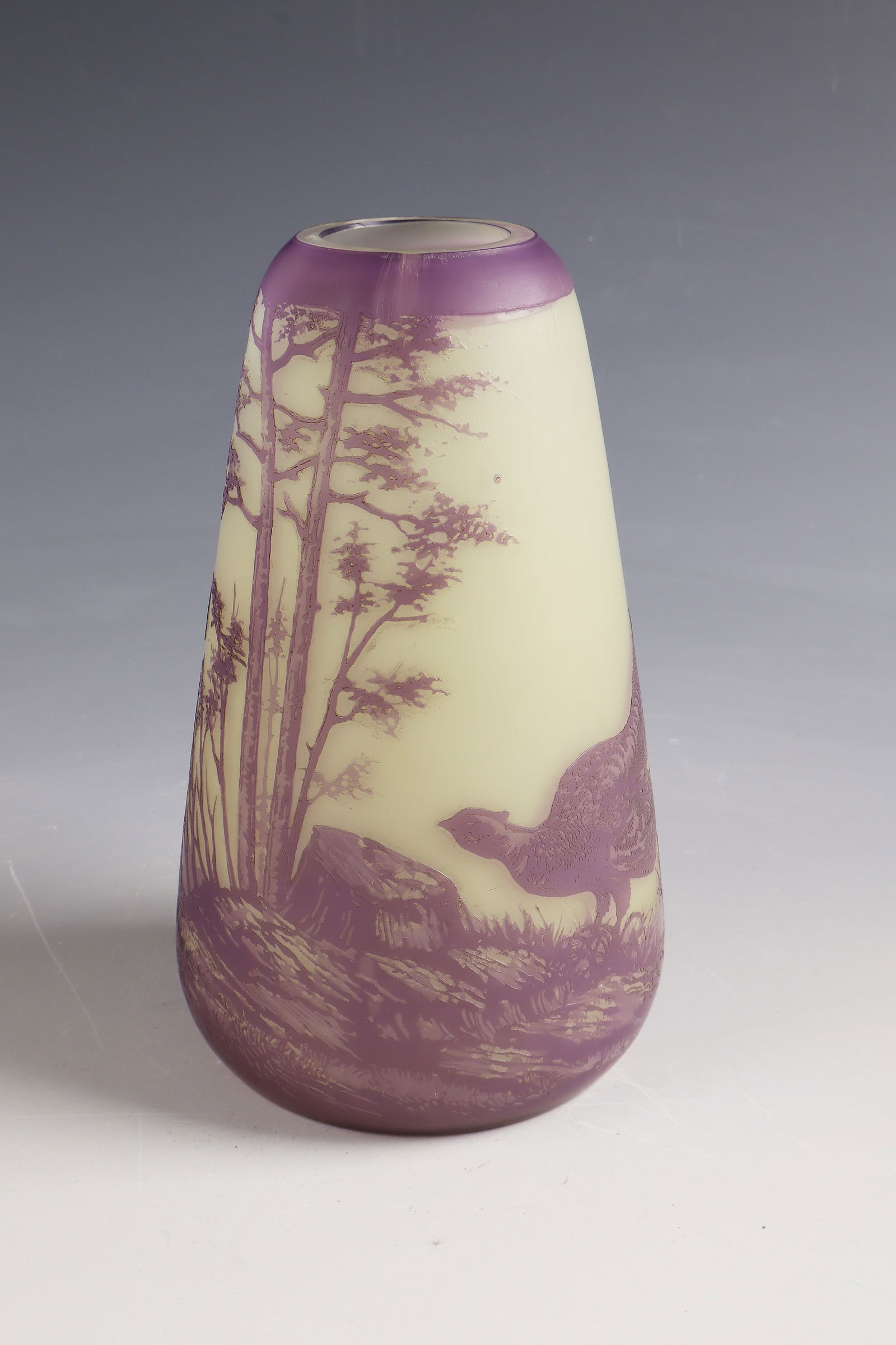 Vase ''Paysage aux faisans'': Vase ''Paysage aux faisans'' Gräflich Harrach'sche Glasfabrik, Neuwelt, 1900 - 1910 Colourless glass, underlaid with white opal, violet overlay. Relief etched décor. On the lower wall inscribed: