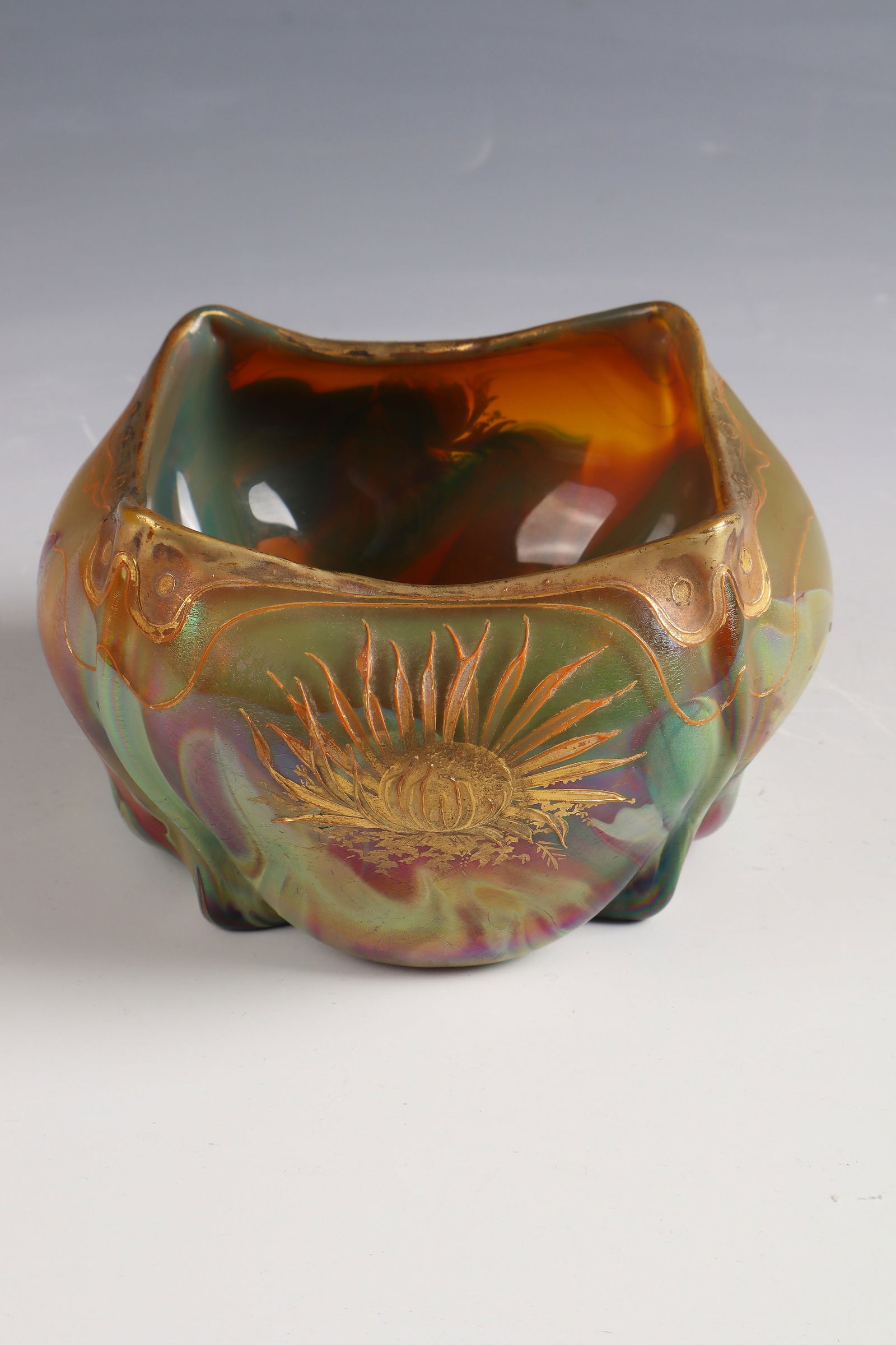 Bowl of Marguerite ''Reine marguerite'': Bowl with daisy ''Reine marguerite'' Gräflich Harrach'sche Glasfabrik, Neuwelt, c. 1902 Amber-yellow glass, marbled with opaque red, beige, honey-brown, silver-yellow and green crumbs. Painting