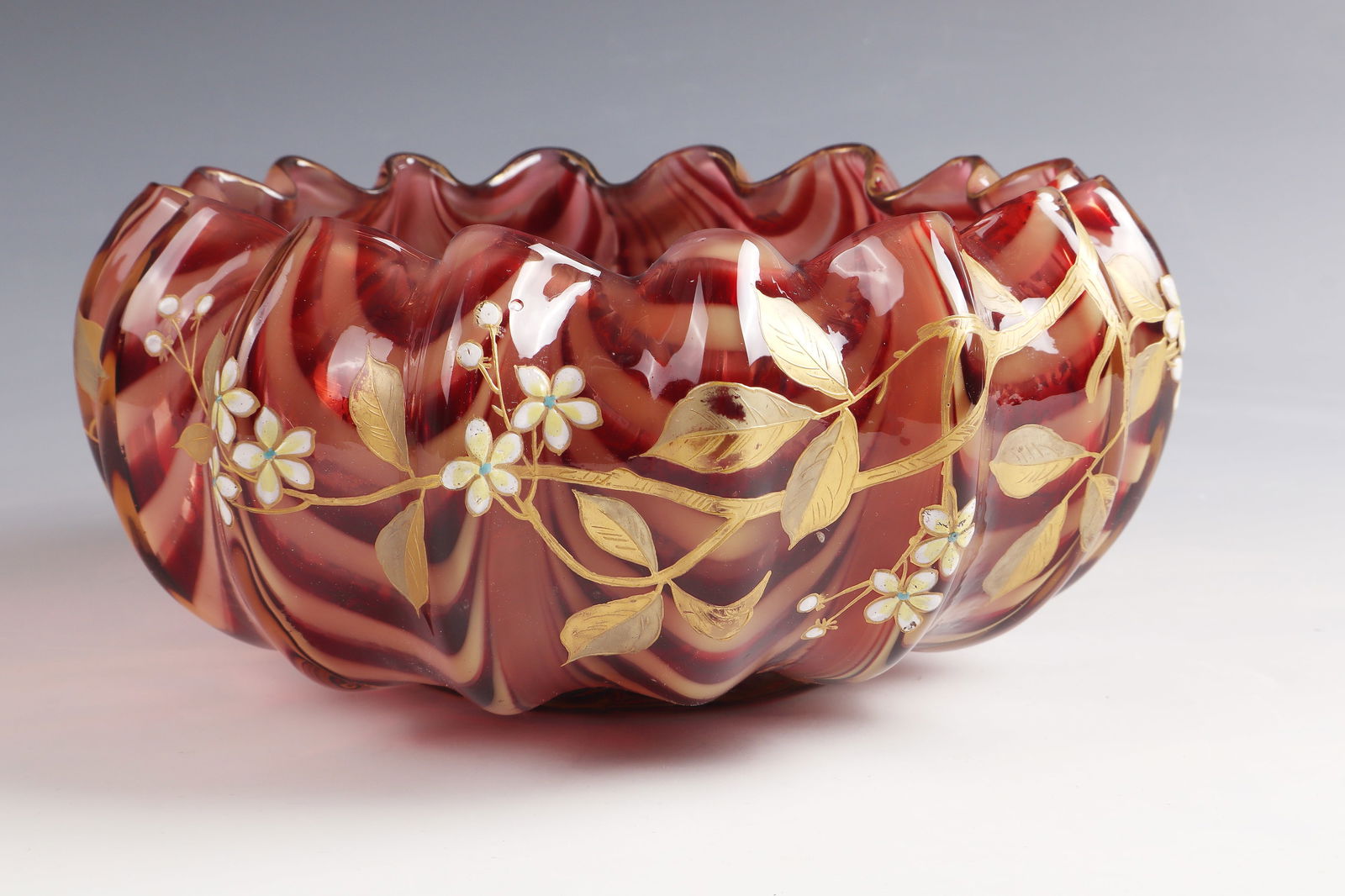 Shell: Bowl Gräflich Harrach'sche Glasfabrik, Neuwelt, c. 1895 Colourless glass, violet-brown underlay, with wavy combed bands in beige opal. Floral décor in gold and coloured opaque enamel. H. 11 cm; D.