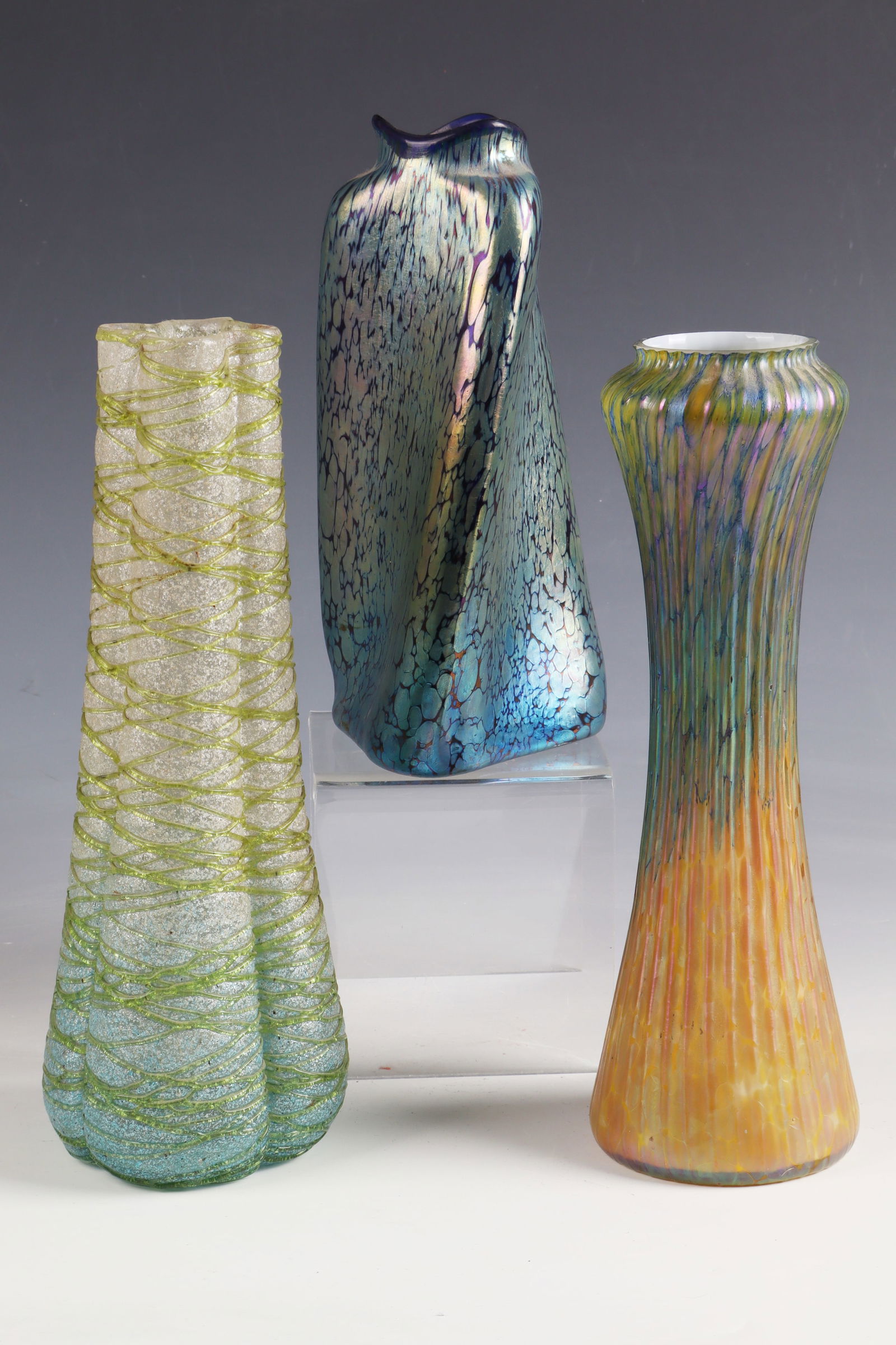 3 vases: 3 vases Loetz Wwe., Josephinenhütte and Josef Rindskopf's sons, c. 1900 clear and coloured glass, partly with coloured crumb melting ('cobalt papillon') and irregularly wound threads. Iridescent. A v