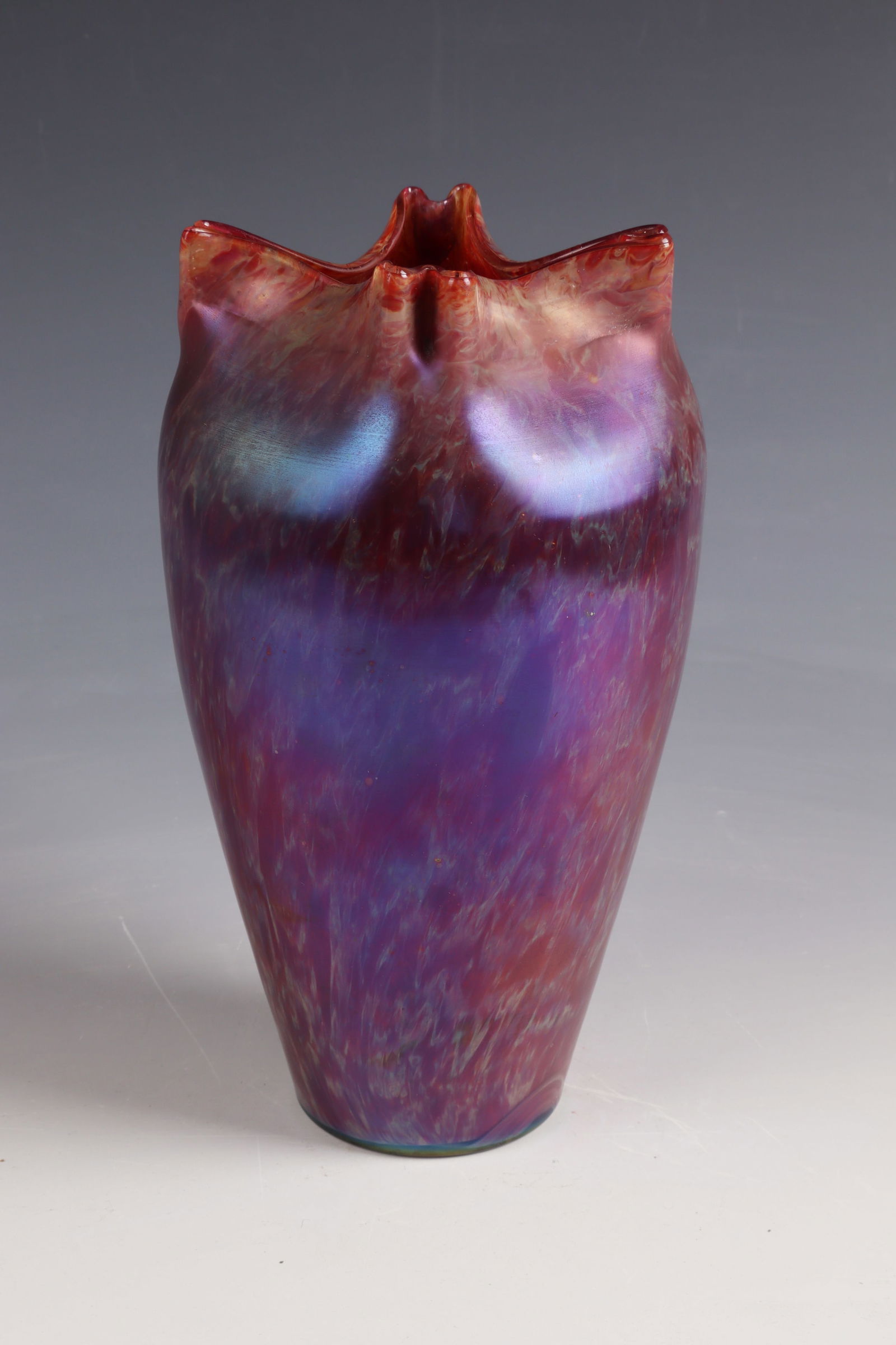 Vase: Vase Franz Welz, Antonienhütte, after 1900 opaque brownish glass, marbled with multicolored crumb melting. Iridescent. Passively pinched muzzle. H. 22.5 cm For attribution see: Das Böhmische Glas 17