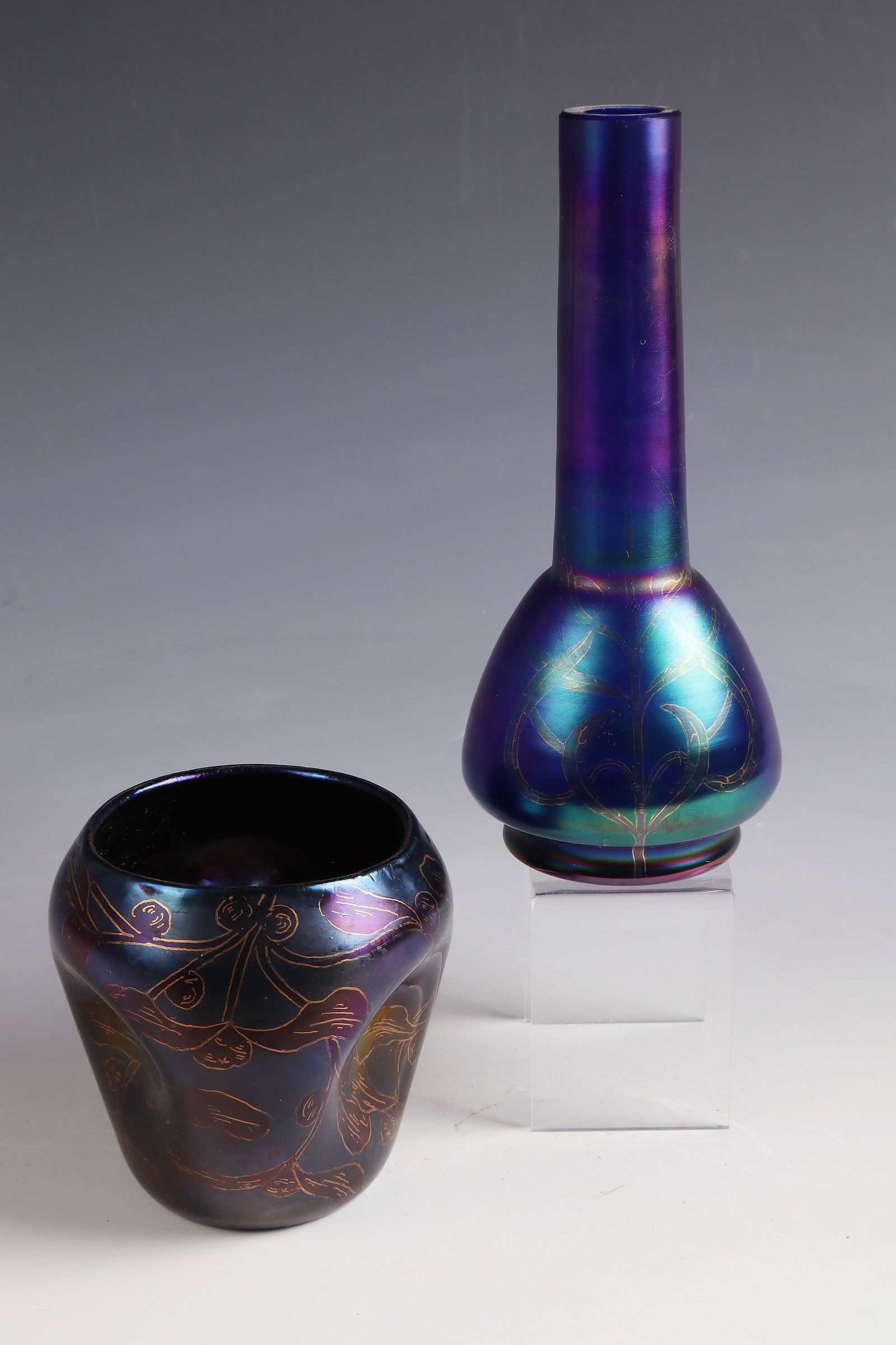 2 vases: 2 vases Loetz Wwe., Klostermühle, 1900 and Schlierseer Glasfabrik, 1900 - 1905 Ruby red or blue glass. Stylized floral décor in chandelier and gold painting. Underside inscribed: I/II7. or 293.II/84