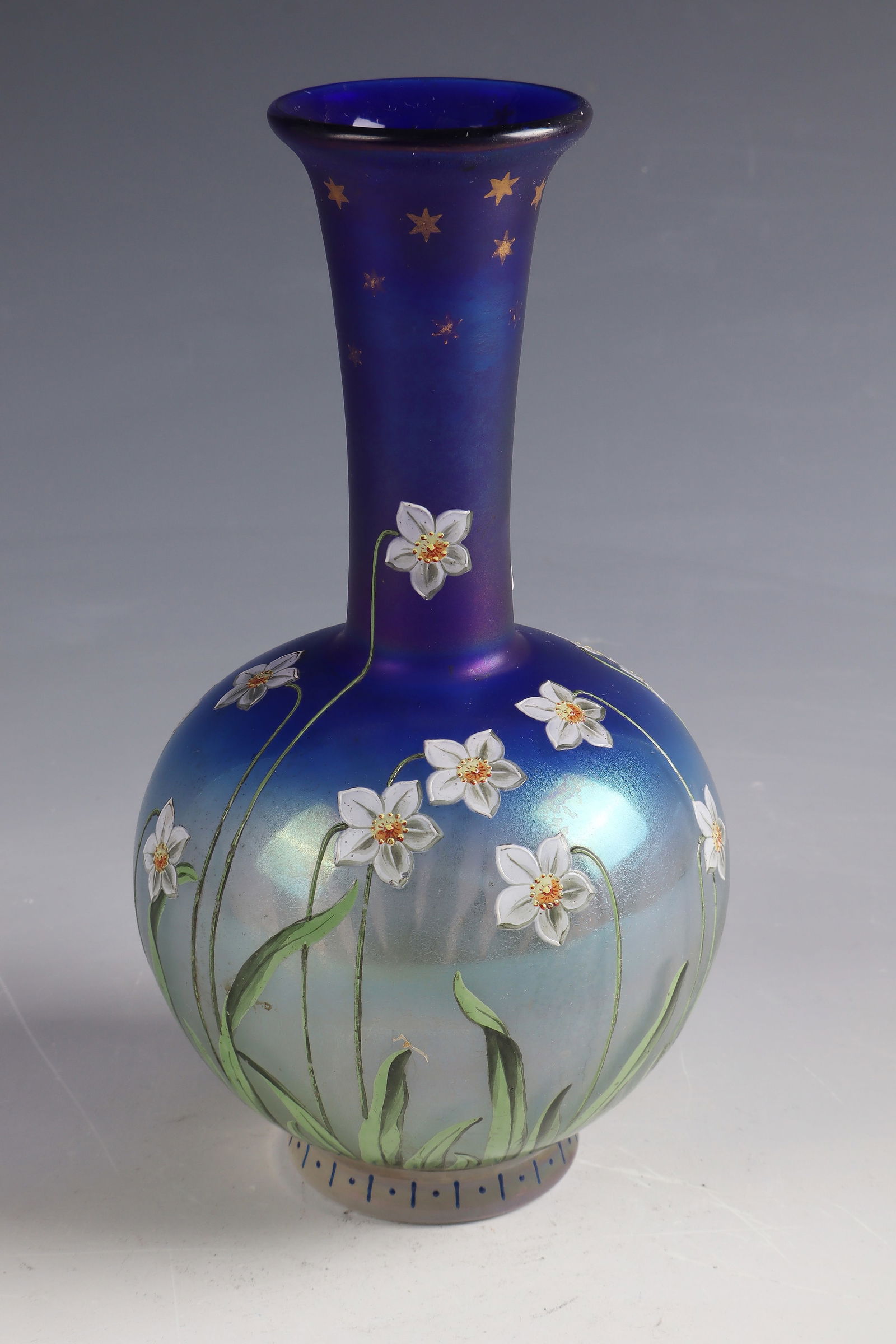 Long-neck vase ''Narcisses'': Long-necked vase ''Narcisses'' Fritz Heckert, Petersdorf, c. 1900 - Design: Adolf Heyden Colourless, blue-backed glass with gold and coloured opaque enamel. Iridescent. H. 21 cm Lit.: G. Cappa, Le Gen