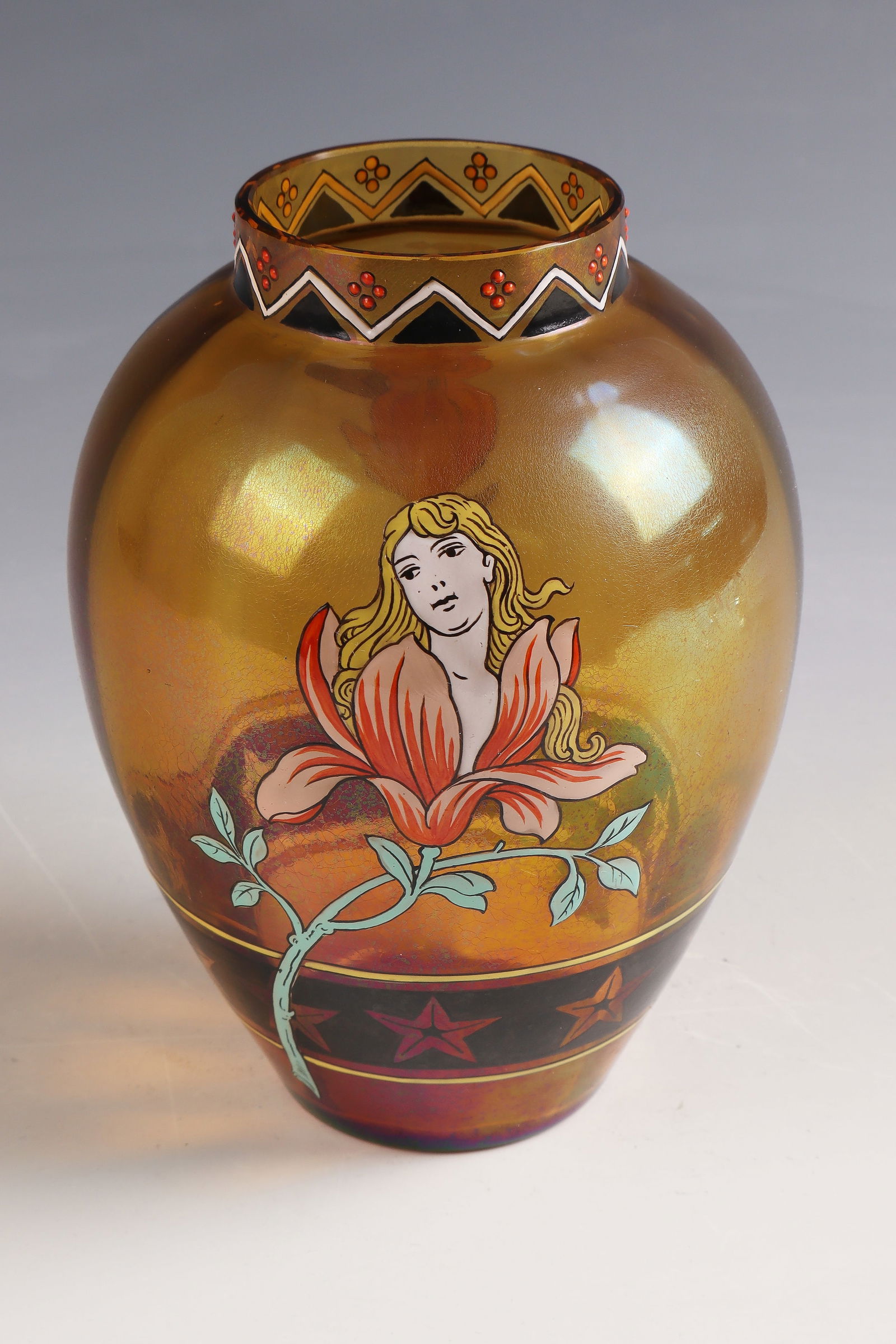 Vase: Vase Fritz Heckert, Petersdorf, c. 1900 Brown, optically blown glass with multicolored opaque enamel decoration. H. 15.7 cm Lit.: G. Cappa, Le Genié Verrier de l'Europe, ed.: Mardaga, 1998, fig. 11