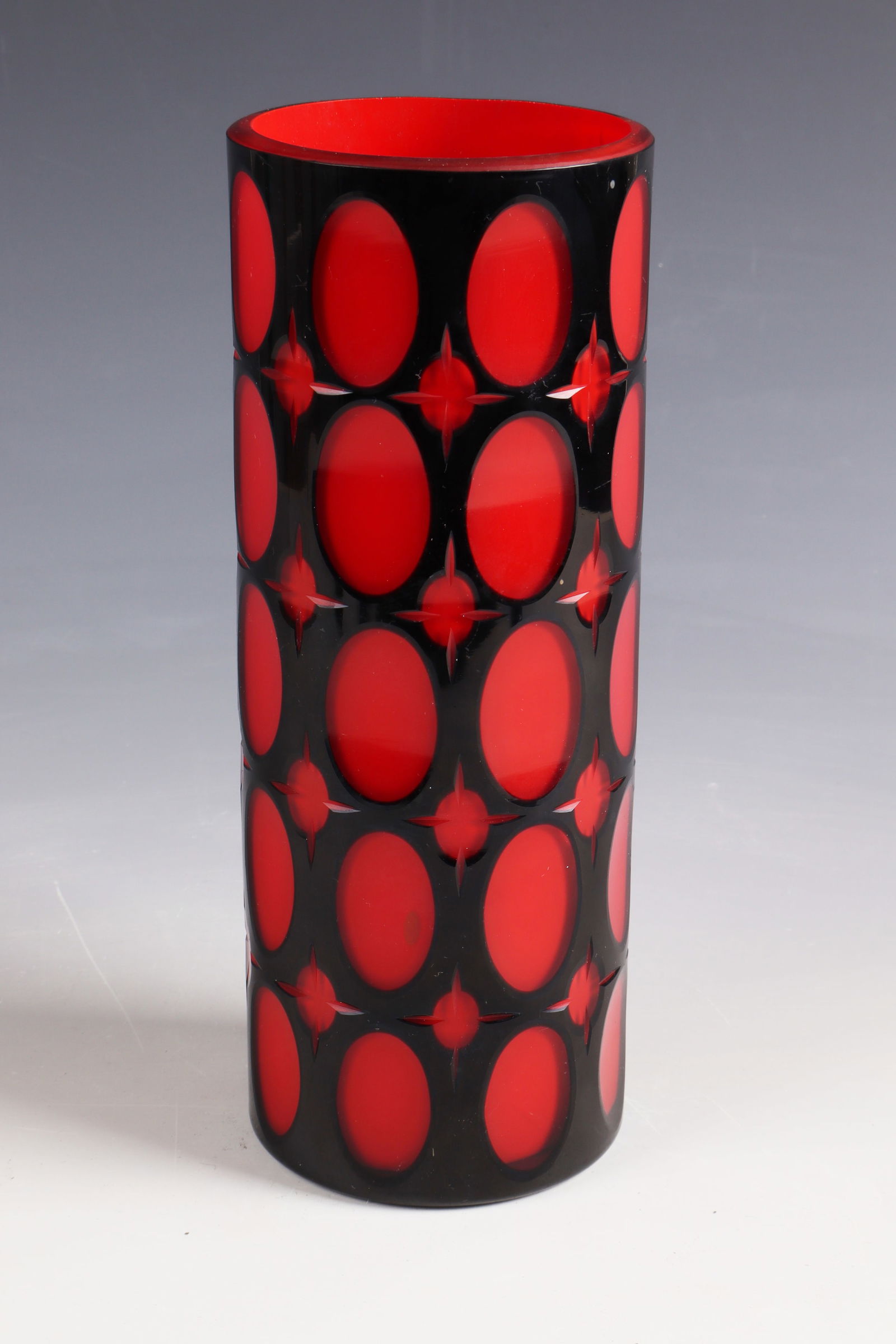 Cylinder vase: Cylinder vase Fachschule Haida (design), Carl Schappel, Haida, c. 1915 Colourless glass, overlaid in black and underlaid in red. All-round repeating decorative hem sanding. H. 23.5 cm.