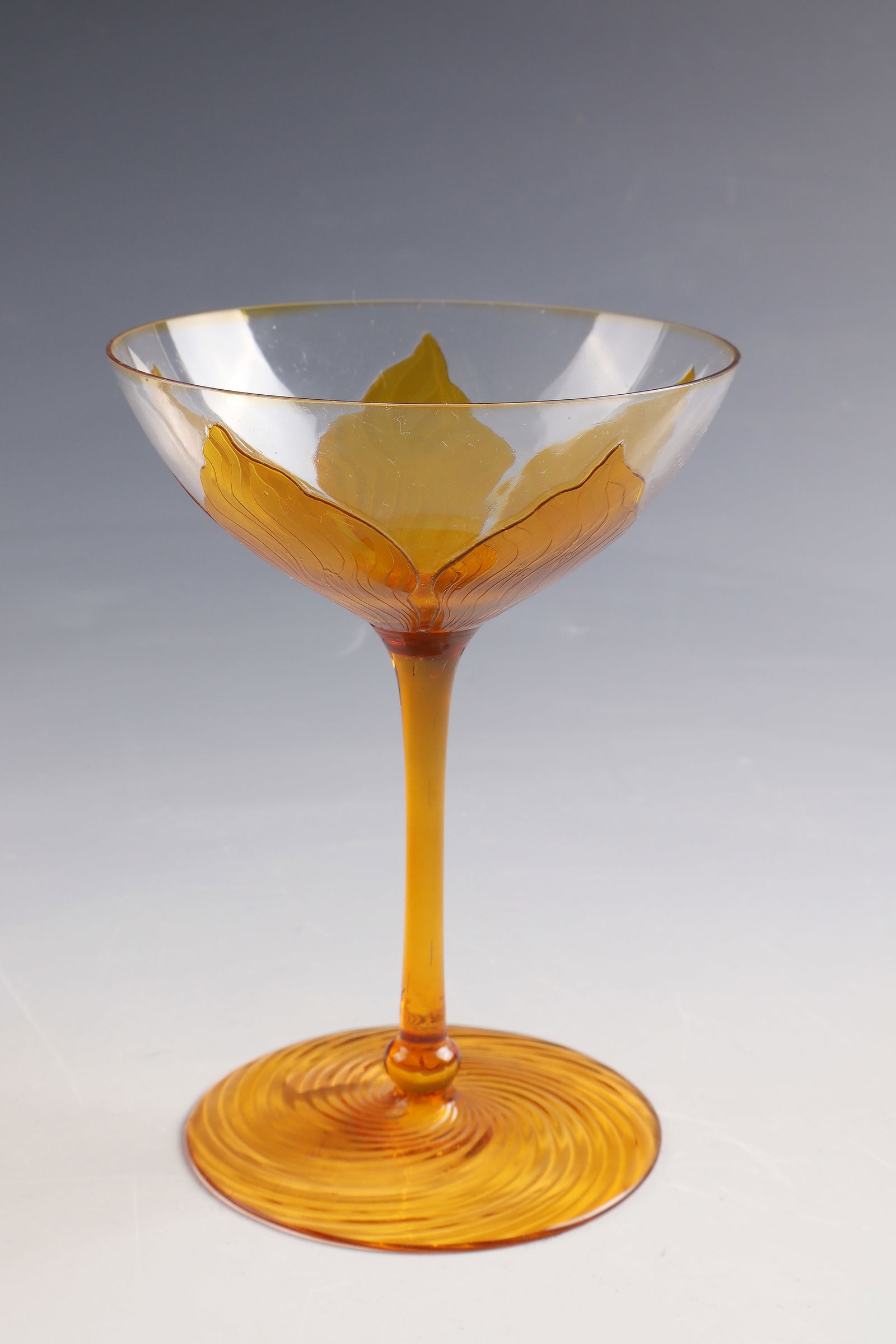 Champagne bowl: Champagne bowl Rheinische Glashütten, Cologne - Ehrenfeld, 1902 Colourless, amber-yellow overlaid glass. Etched leaf décor. H. 14.5 cm Lit.: G. Cappa, Le Génie Verrier de l'Europe, ed.: Mardaga,