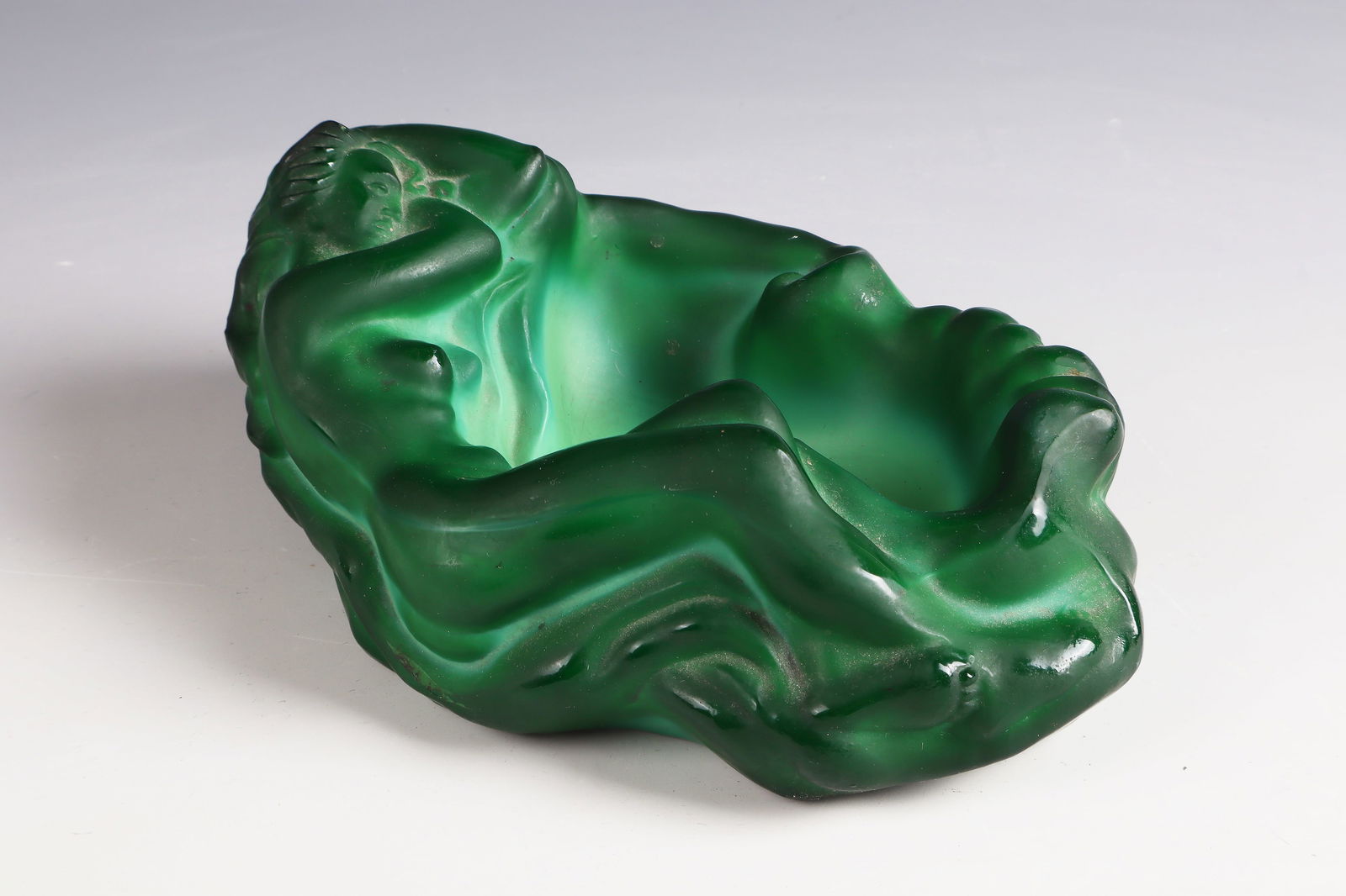 Bowl with female nude ''Nu couché dans la vague'': Bowl with female nude ''Nu couché dans la vague'' Heinrich Hoffmann, Gablonz, 1932 - Design: Frantisek Pazourek So-called malachite glass, compressed, ground and polished with polish. h. 7.5 cm; w.