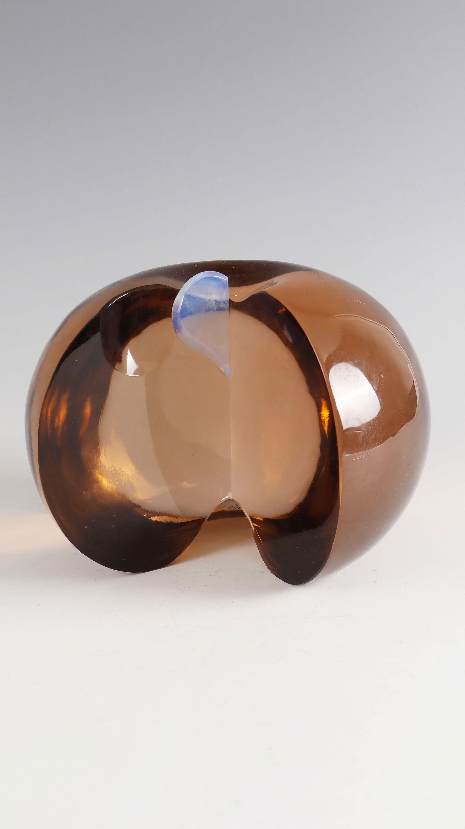 Object: Object Vladimir Klein Brown pink and opal glass, cut and polished, glued together. In diamond plan inscribed: Small. H. 20 cm; D. 21.5 cm Lit.: Glasrevue 5/1980, p. 10 - Musée des Arts Décoratifs, L