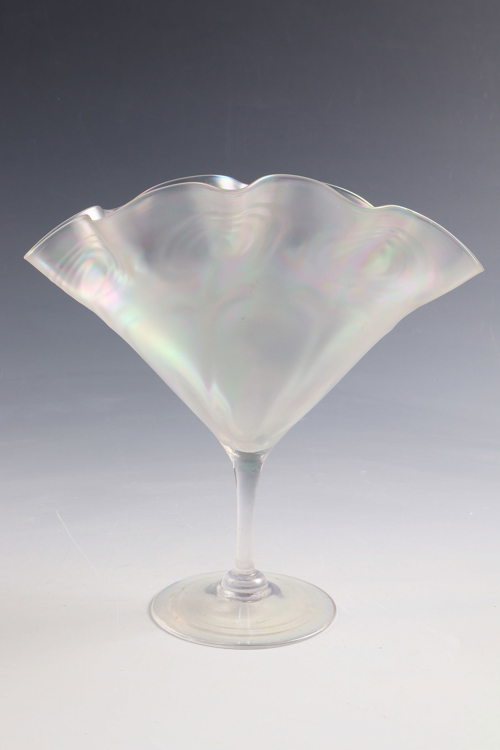 Fan vase: Fan vase Thomas Webb & Sons (engraved), c. 1900 Colourless glass, optically blown, iridescent. H. 21.5 cm