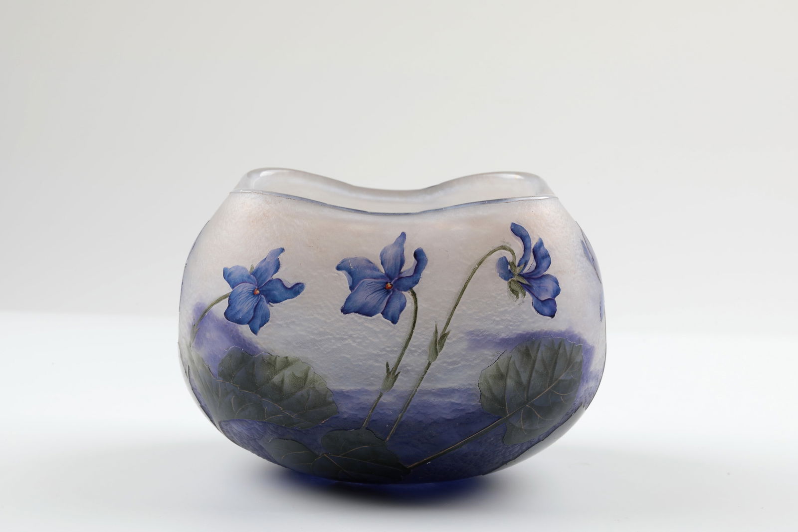 Bowl with violet decoration: Bowl with violet decoration Daum Frères, Nancy, c. 1905 Colourless glass, with powder melting in white opal and purple. Flat relief-etched, colourfully enamelled décor: violet blossoms and leaves.