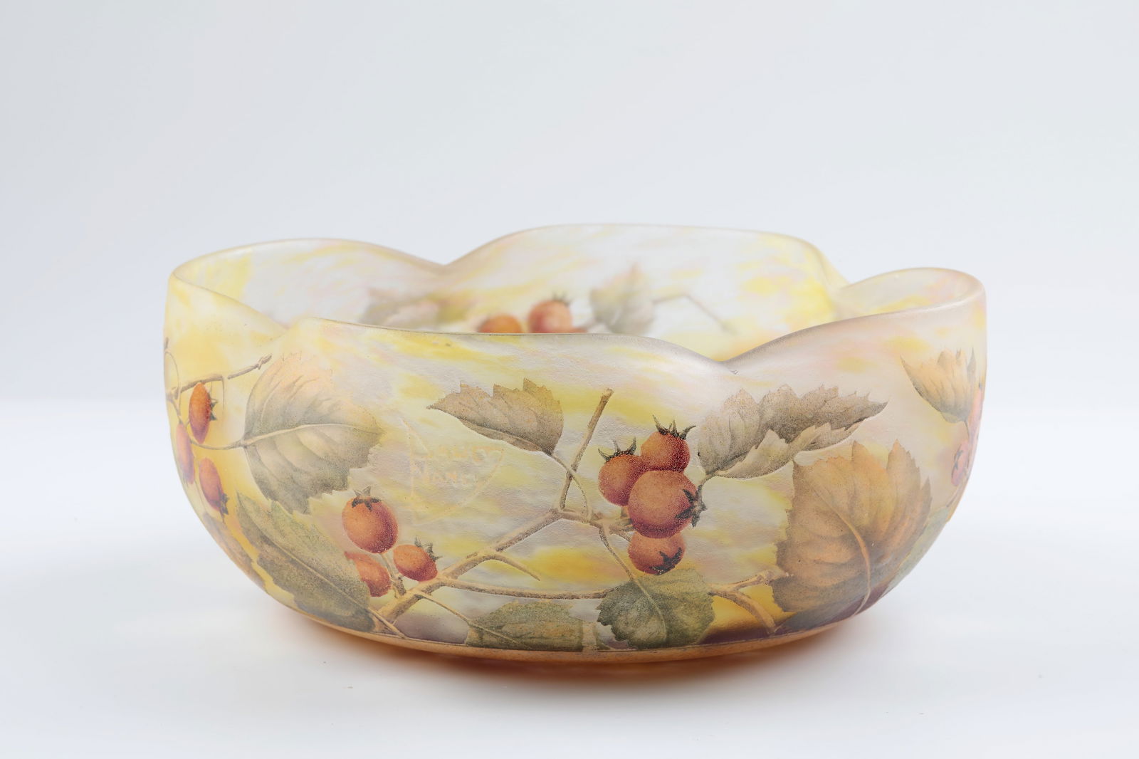 Bowl ''Baies d'aubépines'': Bowl ''Baies d'aubépines'' Daum Frères, Nancy, around 1915 Colourless flashed glass with white, yellow and violet powder inclusions and ochre melting at the stand. Quatrefoil muzzle. Etched,