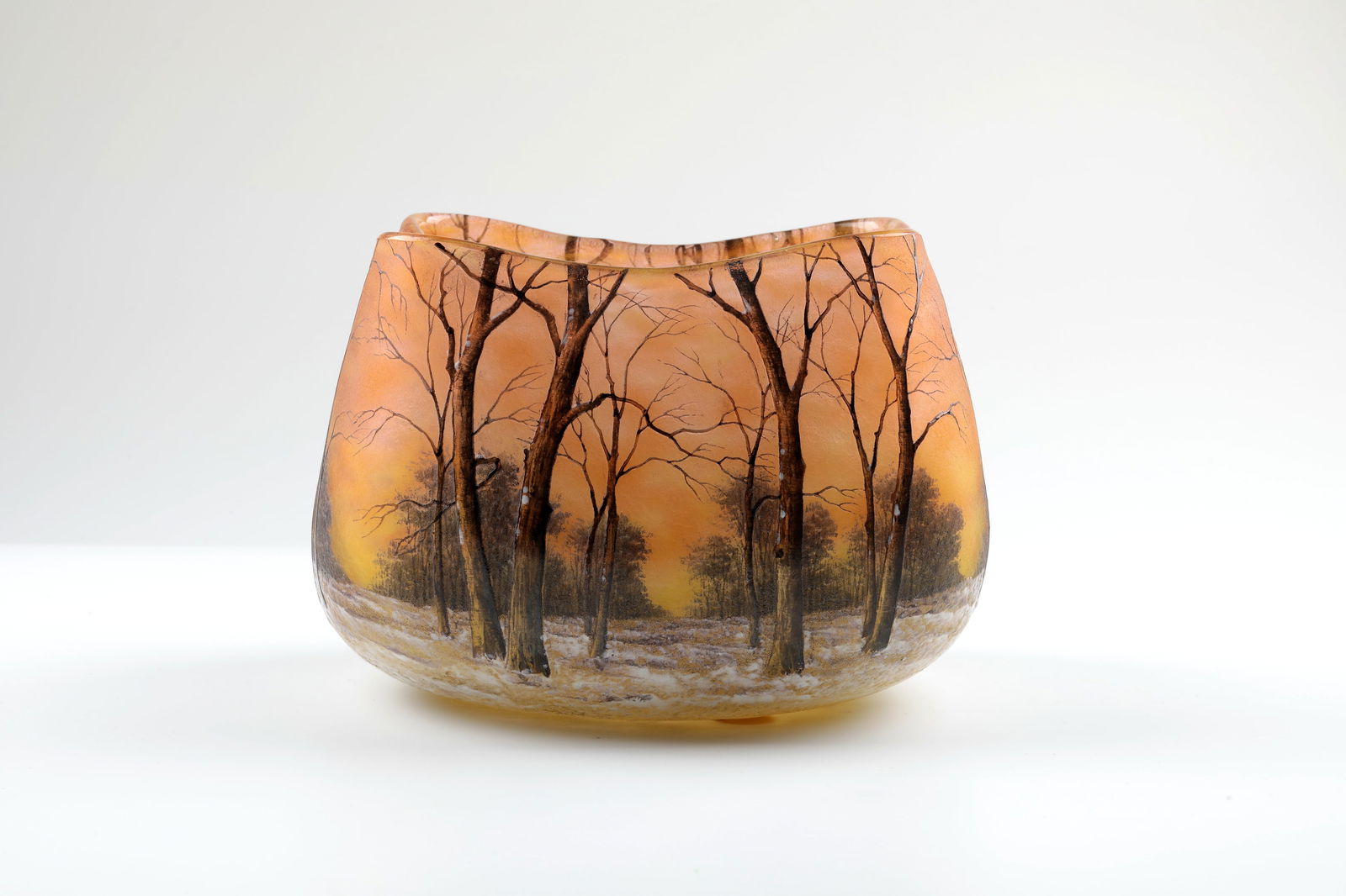Bowl ''Paysage d'hiver'': Bowl ''Paysage d'hiver'' Daum Frères, Nancy, c. 1902 Slightly curved wall with quatrefoil muzzle. Colourless flashed glass, lemon-yellow powder inclusions in the lower area, orange powder inclusions