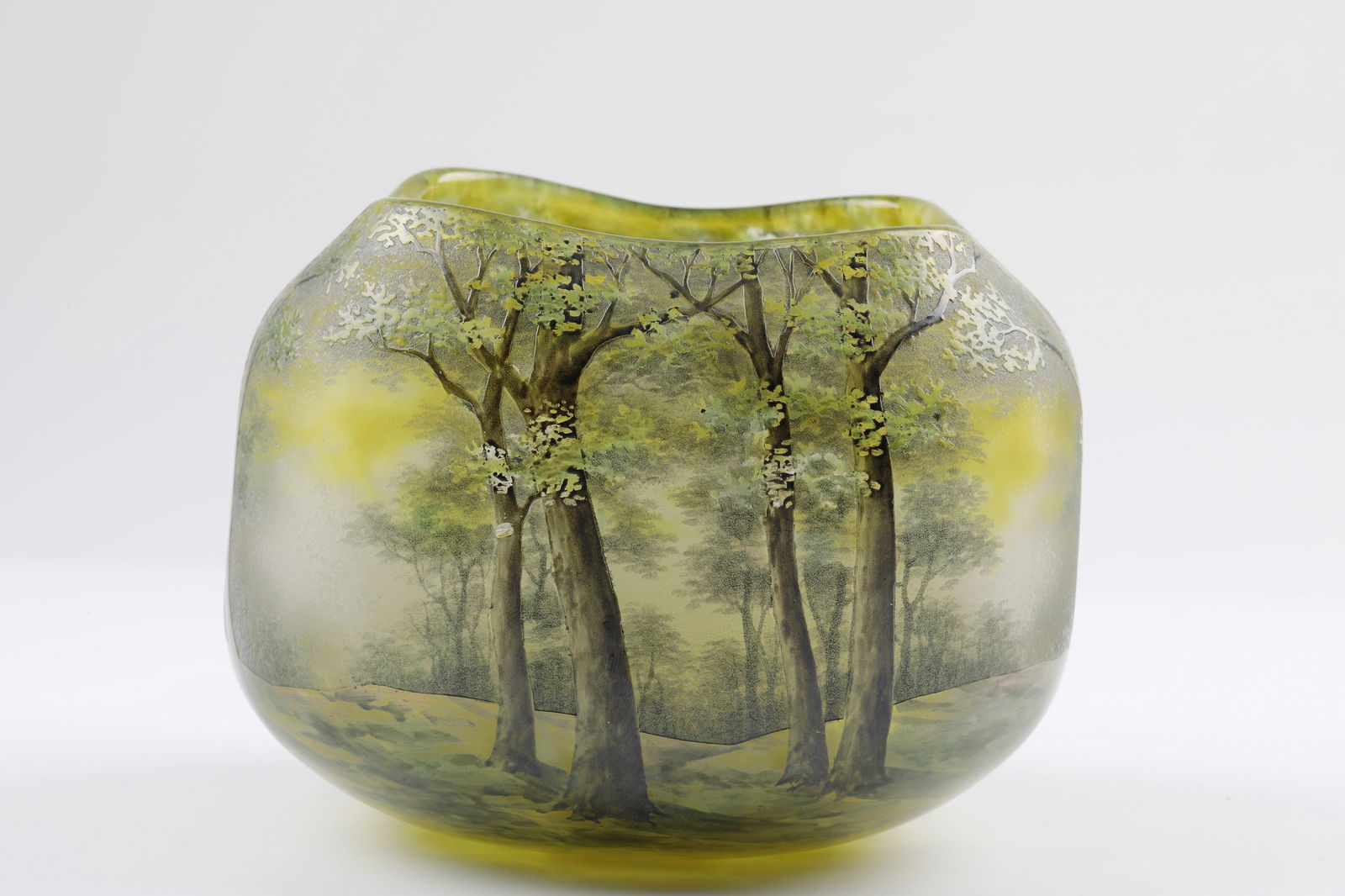 Vase ''Arbres en été'': Vase ''Arbres en été'' Daum Frères, Nancy, c. 1905 Colourless glass with yellow powder inclusions. Wall with etched decoration painted in colourful enamel: forest landscape. In cross-section, quadr