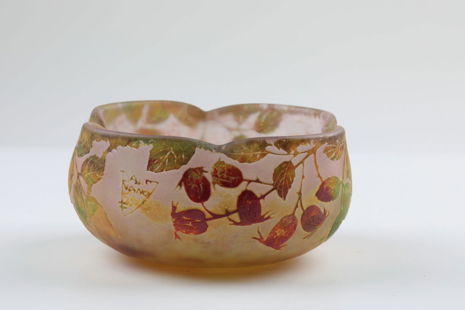 Bowl ''Les fruits rouges de l'eglantier'': Bowl ''Les fruits rouges de l'eglantier'' Daum Frères, Nancy, c. 1905-1910 Colourless flashed glass with yellow and reddish-brown powder inclusions. Quatrefoil muzzle. Etched décor with green, red a