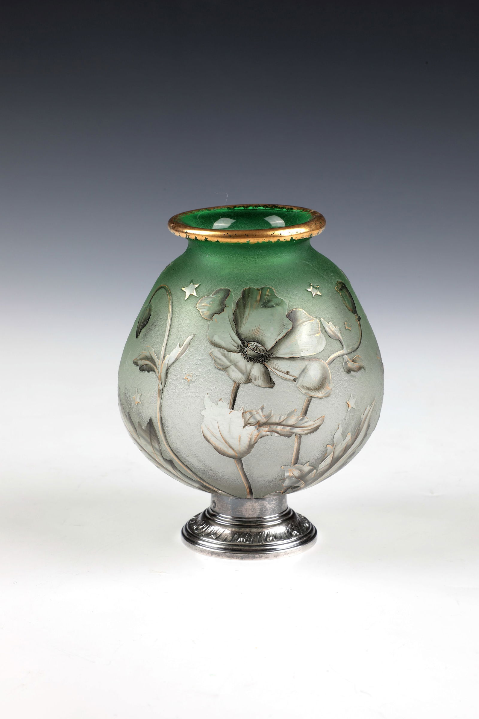 Väschen ''Pavots et étoiles'': Väschen ''Pavots et étoiles'' Daum Frères, Nancy, c. 1893-96 On a hallmarked silver foot, bulbous Väschen with flared, gilded muzzle. Colourless glass, underlaid in green from above, on the front