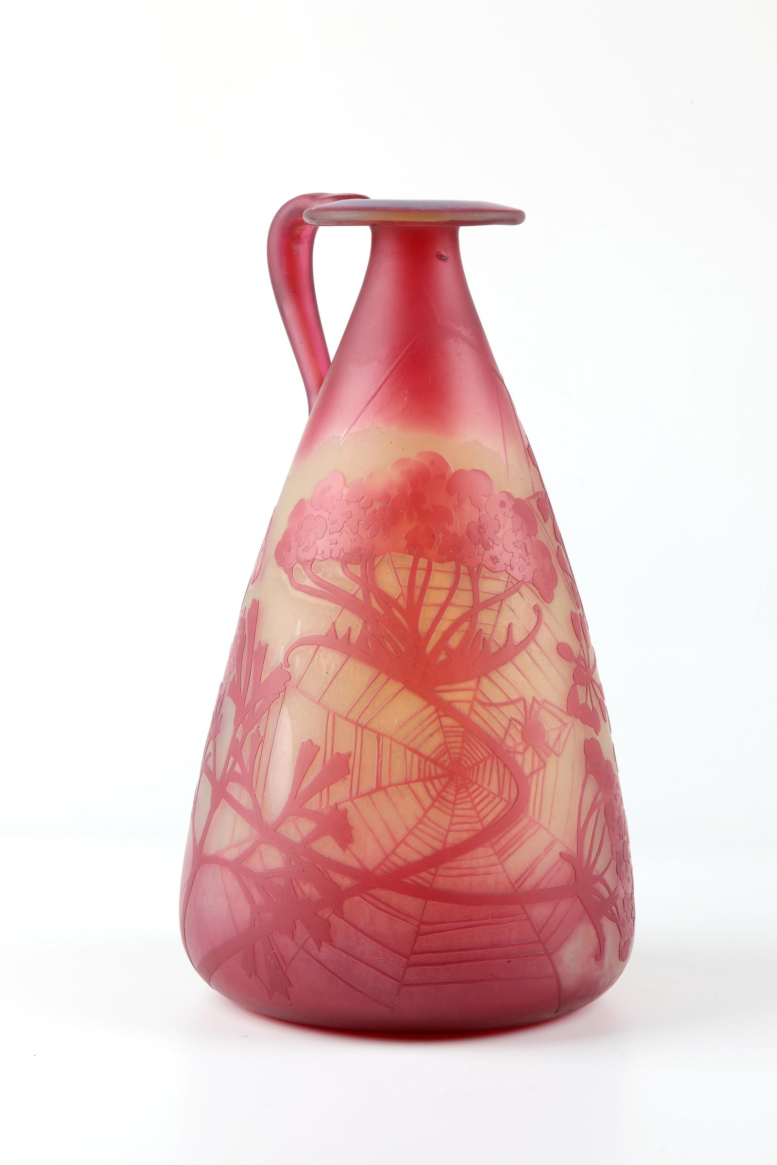 Mug with spider décor: ug with spider decoration Daum Frères, Nancy, c. 1900 Colourless glass, inside partially in opalescent light yellow and red, overlay in red. Etched decoration in relief all around: various flowers,
