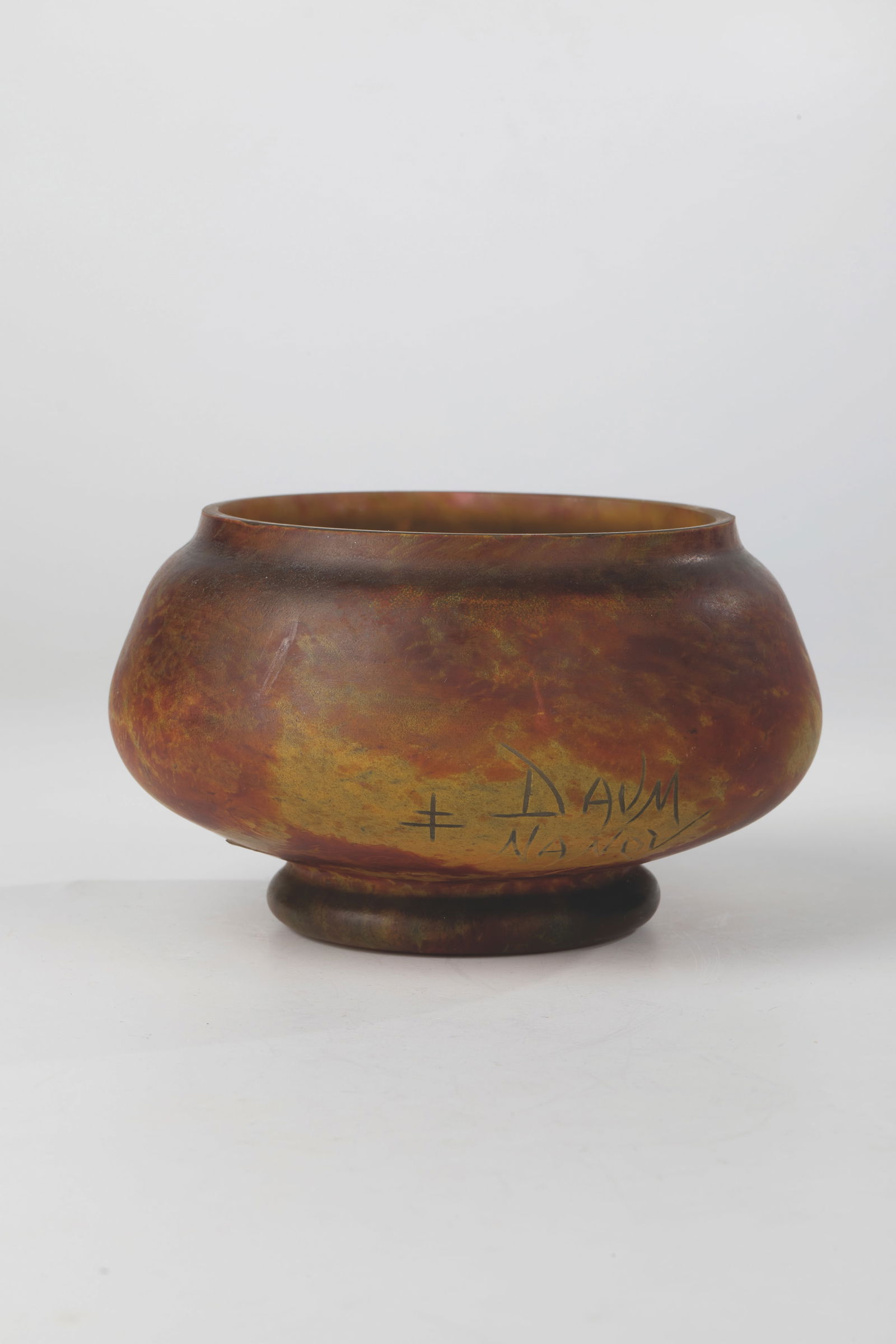 Shell: Bowl Daum Frères, Nancy, c. 1910/1915 Squat vessel body with slightly retracted shoulder and short, wide mouth on a round base. Colourless glass with reddish-brown and orange powder inclusions, acid-