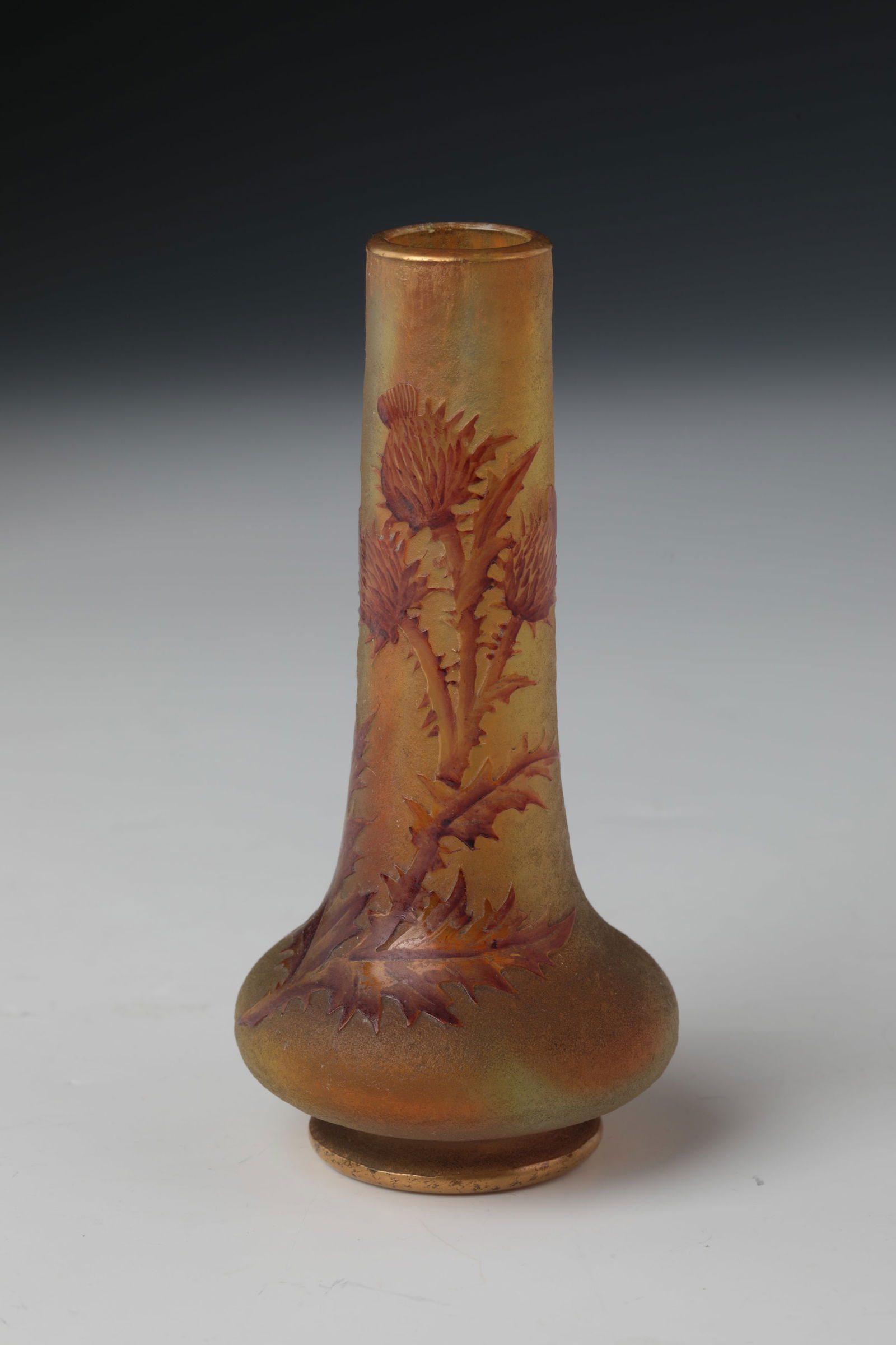 Vases with thistle: Väschen with thistle Daum Frères, Verreries de Nancy, Nancy, c. 1900 Colourless glass with yellowish-red, vertically striped underlay. Outer wall etched like ice glass. Smooth décor painted in red