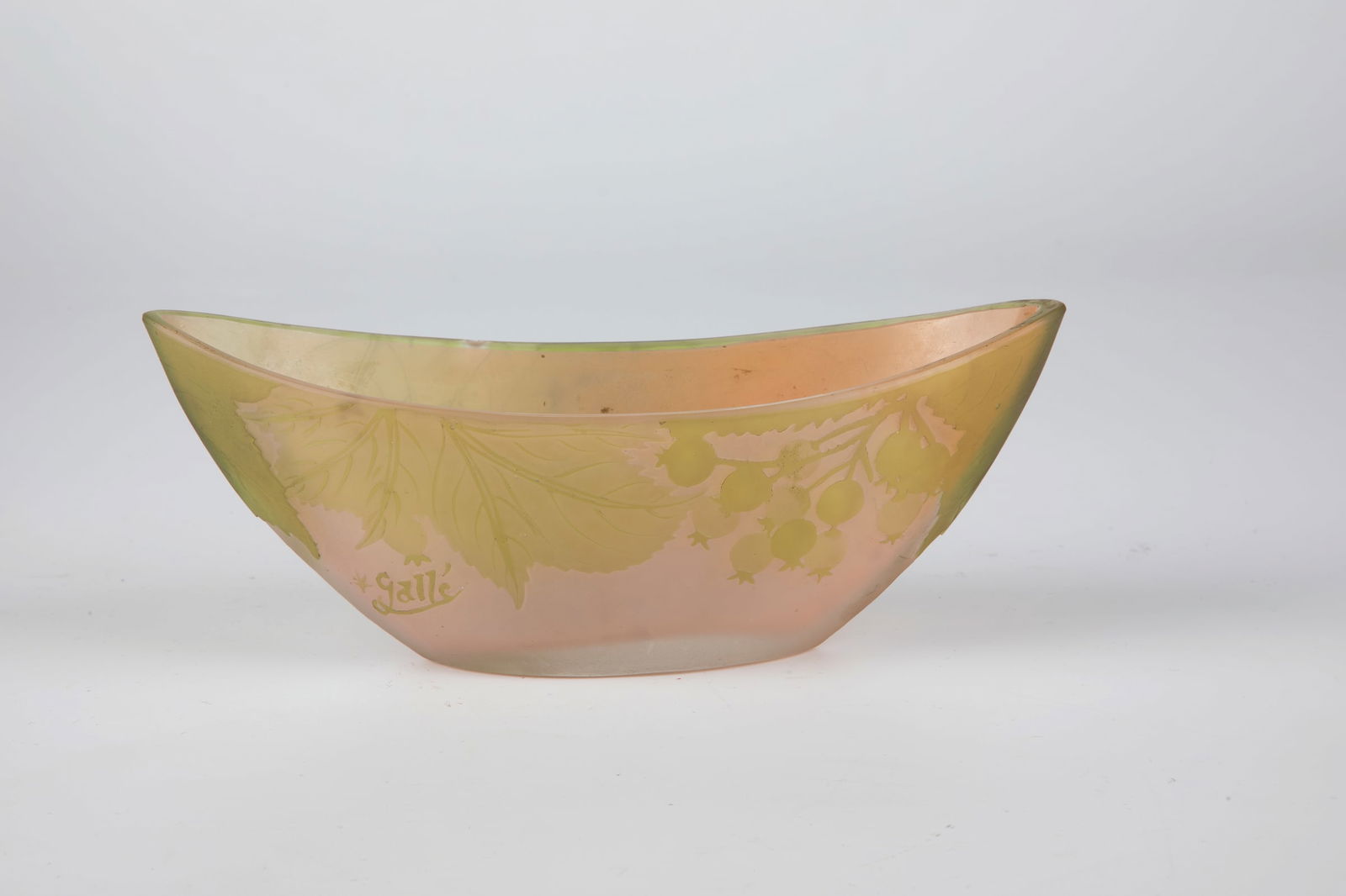 Small bowl: Small bowl Emile Gallé, Nancy, c. 1904-06 Colourless glass, salmon-coloured underlay, light green overlay. Etched décor all around: twigs with berries and foliage. Interior drawing in flat portrait