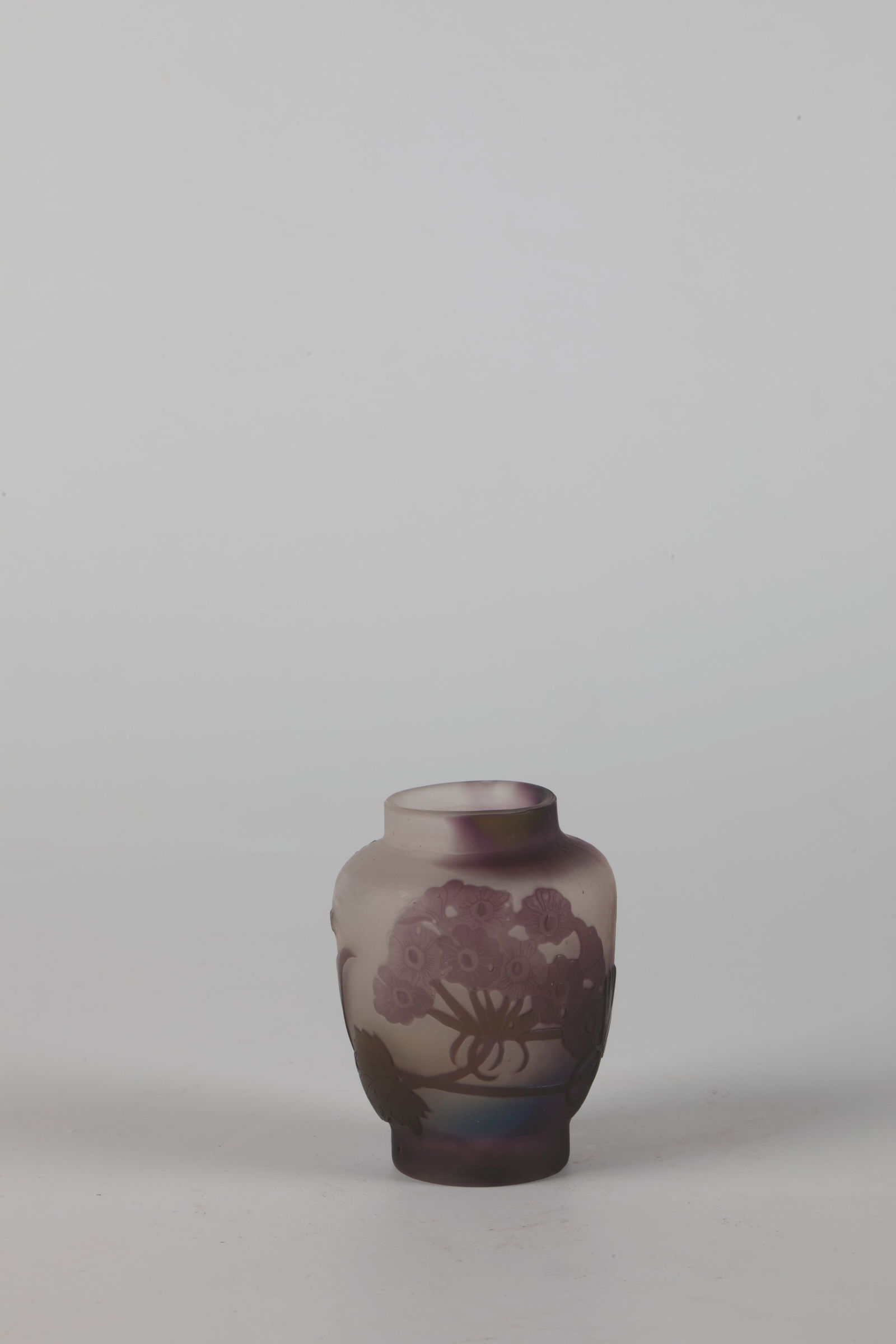 Väschen ''Géraniums'': Väschen ''Géraniums'' Etablissements Gallé, Nancy, 1905-1908 Colourless glass, partially underlaid with violet and blue on the inside, violet and brown-green overlaid on the outside. Etched decorat