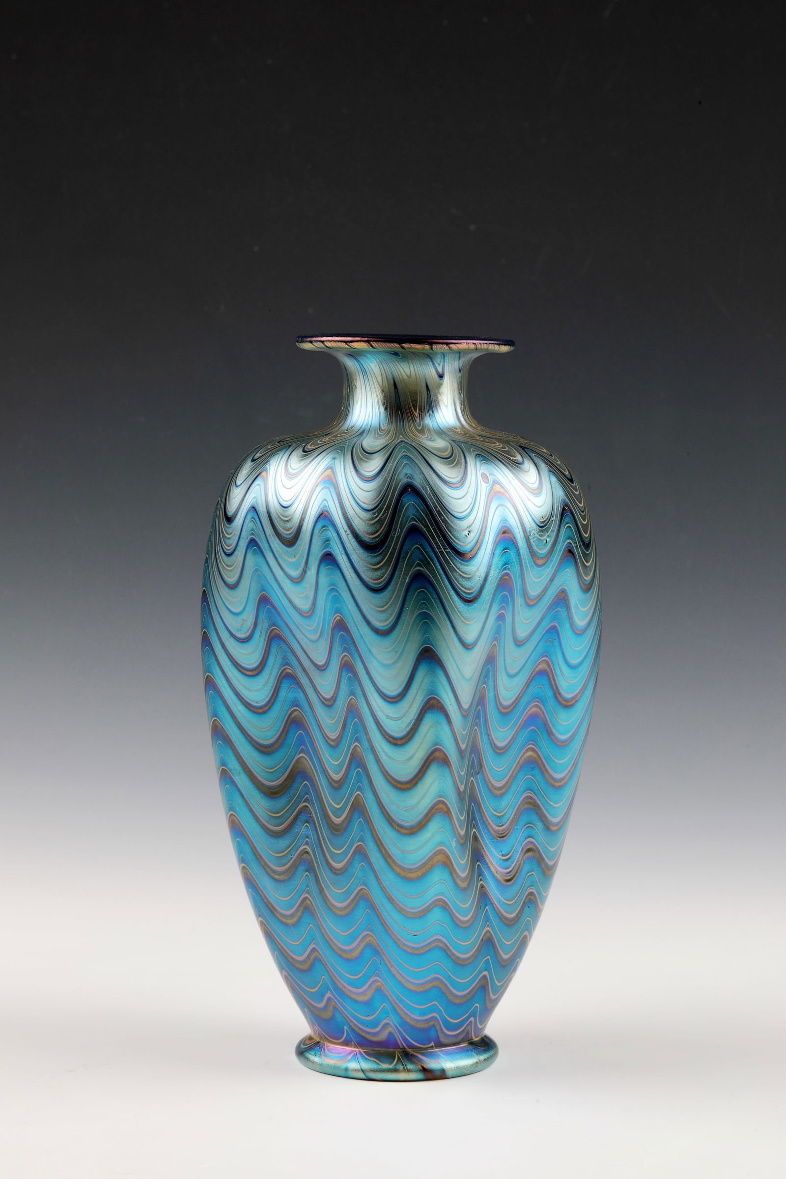 Vase ''Phämomen Gre 6893'': Vase ''Phämomen Gre 6893'' Loetz Wwe., Klostermühle, c. 1899 Blue underlay, the colourless top layer wound silver-yellow and warped in ribbed pattern to wave decoration. Quadruple dented wall. Matt