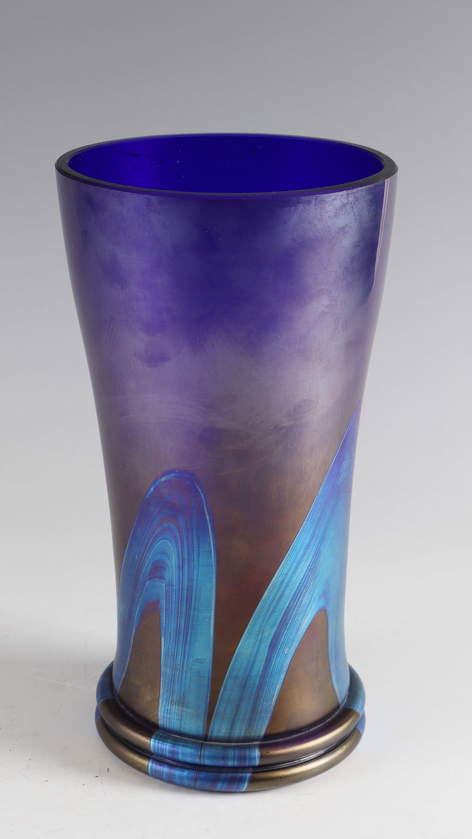 Vase: Vase Loetz Wwe., Klostermühle, c. 1900 Cobalt blue glass with irregular band melting in silver yellow. Vigorously iridescent. H. 25.5 cm