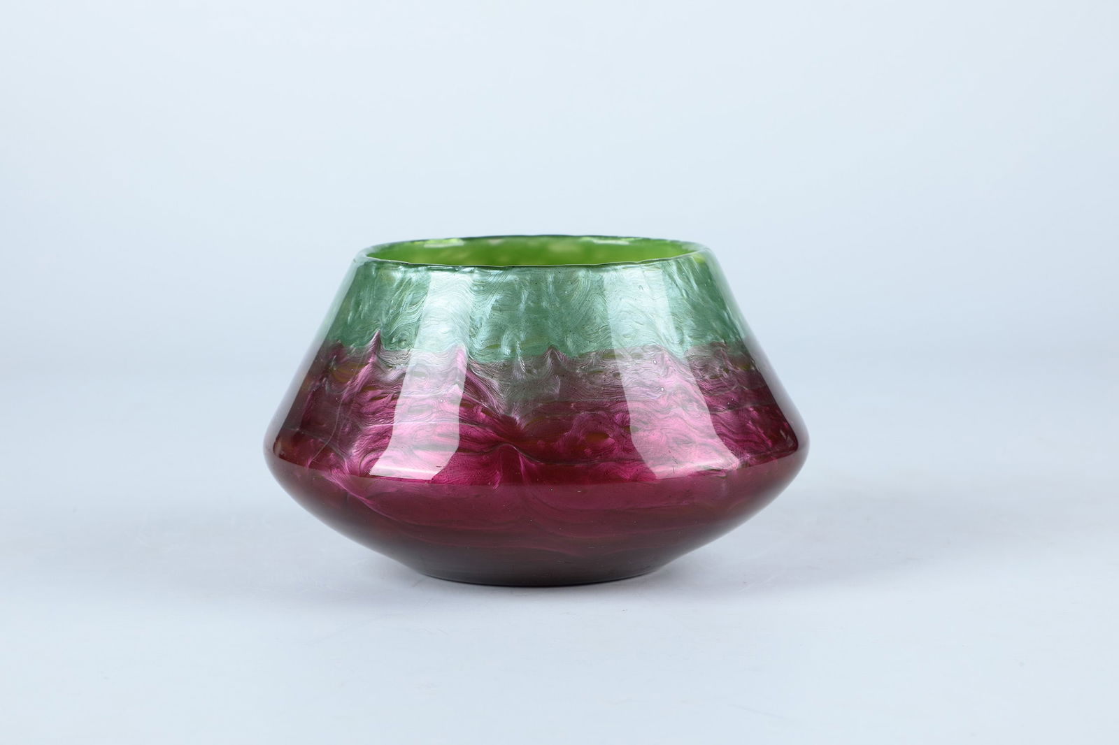 Vase ''Titania may green with pink Gre 2534'': Vase ''Titania may green with pink Gre 2534'' Loetz Wwe., Klostermühle, c. 1906 Colourless glass, green opal underlaid as well as wound with metallic grey-green and violet threads and irregularly war