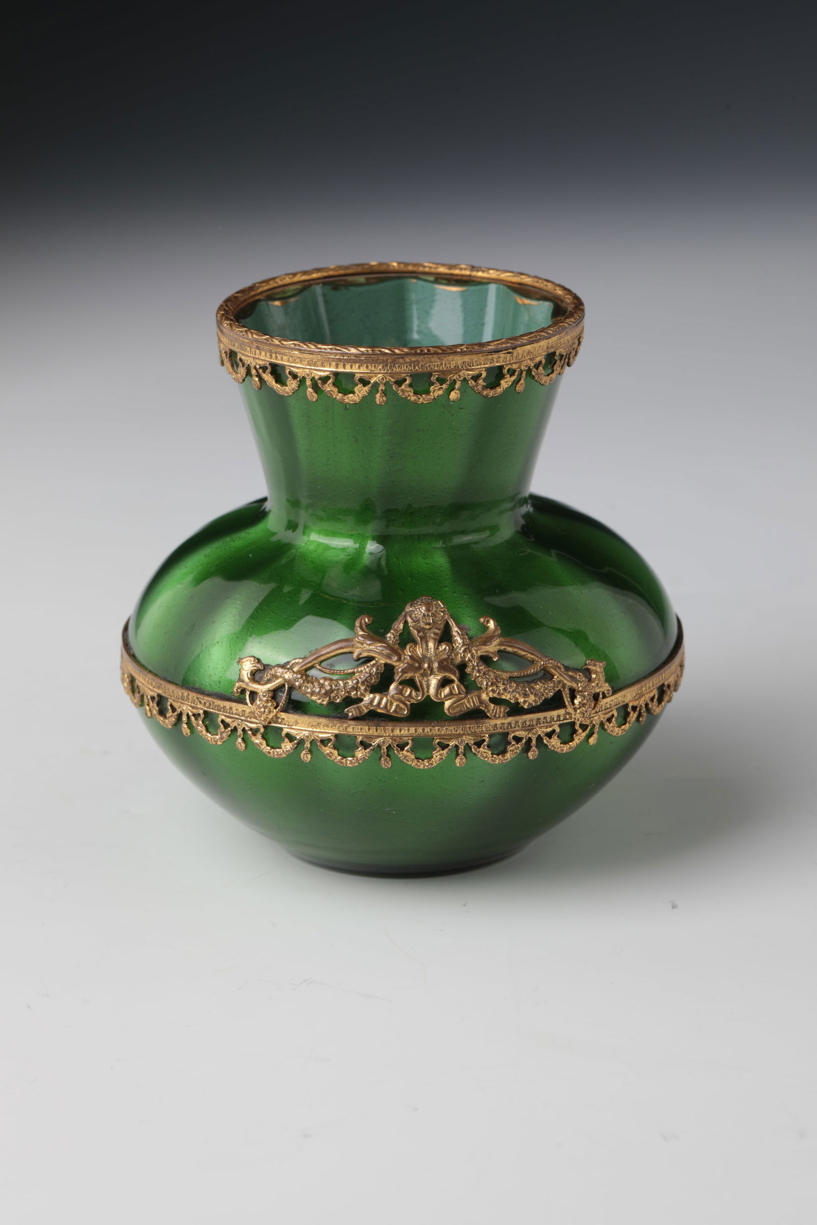 Vase ''green metallin'': Vase ''green metallin'' Loetz Wwe., Klostermühle, 1905 Transparent green glass, optically blown, colourless overlay, densely covered with silver-grey. Gold-plated metal mounting. H. 8.5 cm Lit.: