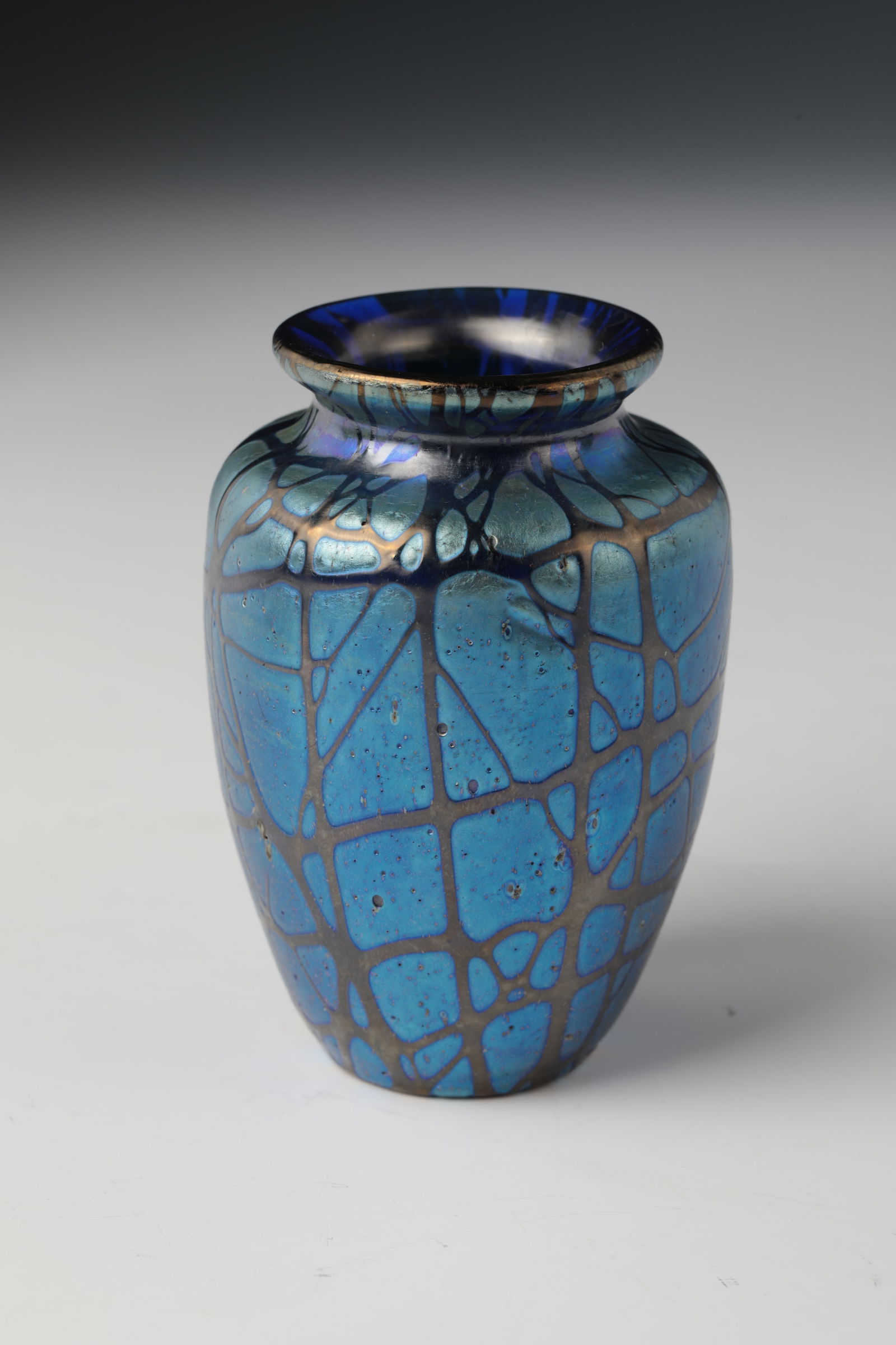 Vase ''cobalt Pampas'': Vase ''cobalt Pampas'' Loetz Wwe., Klostermühle, 1899 Cobalt blue glass with silver-yellow powder melting, overlaid with irregularly wound thread decoration. Matt iridescent. H. 10 cm Lit.: Lötz - B