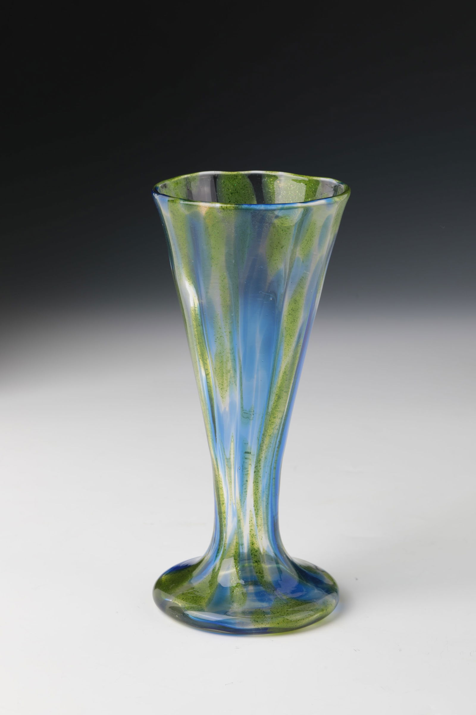 Vase ''Medina'': Vase ''Medina'' Loetz Wwe., Klostermühle, 1904 Colourless glass with crumb melting in light blue and chromaventurine. H. 18.5 cm Lit.: Ploil / Mergl / Ricke, Lötz - Bohemian Glass 1880 - 1940,
