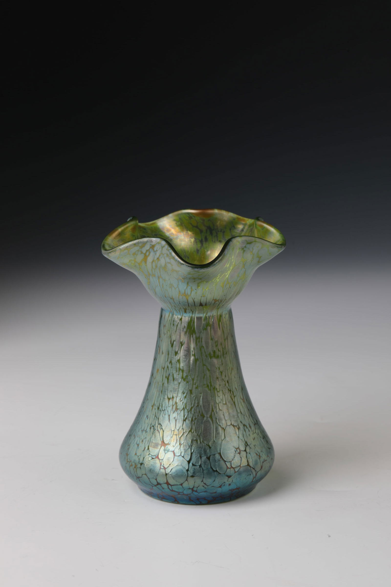 Vase ''creta Papillon'': Vase ''creta Papillon'' Loetz Wwe., Klostermühle, c. 1900 Green glass with silver-yellow crumb melting. Iridescent. H. 12 cm