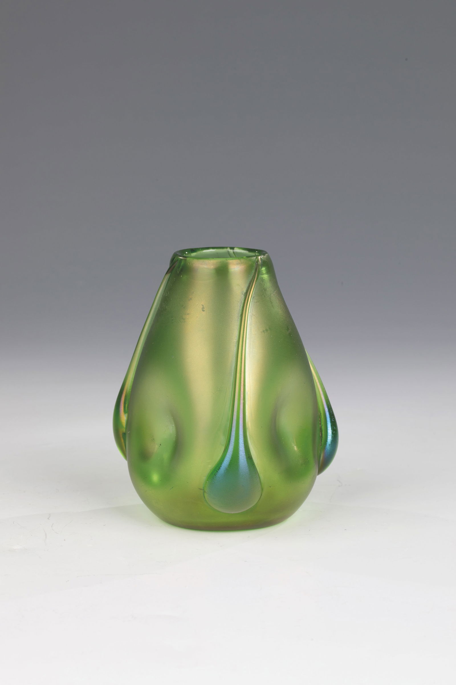 Small vase: Small vase Loetz Wwe., Klostermühle, c. 1900 Green, optically blown glass with three drop-shaped appliqués. Matt iridescent. H. 10 cm.