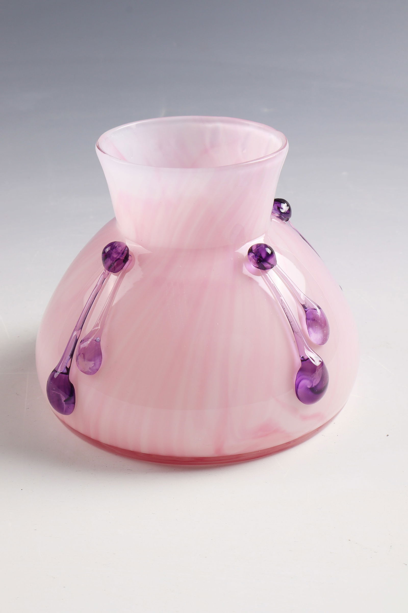 Vase: Vase Georg Carl von Reichenbach (design), crystal glass factory Benedikt von Poschinger, Oberzwieselau, 1906 - 1910 Colourless glass, underpinned with whitish-pink marbled opal. Elongated teardrop-sha