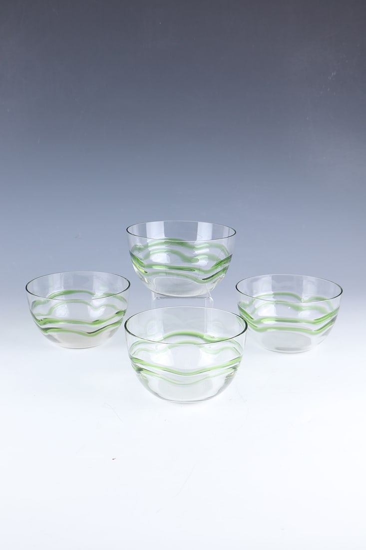 Four bowls: Four bowls Theresienthal crystal glass factory, around 1902 Colourless glass. Wall all around with two wave-like fused glass threads in green. Min. bumped. H. 6.8 cm; D. 11.5 cm.