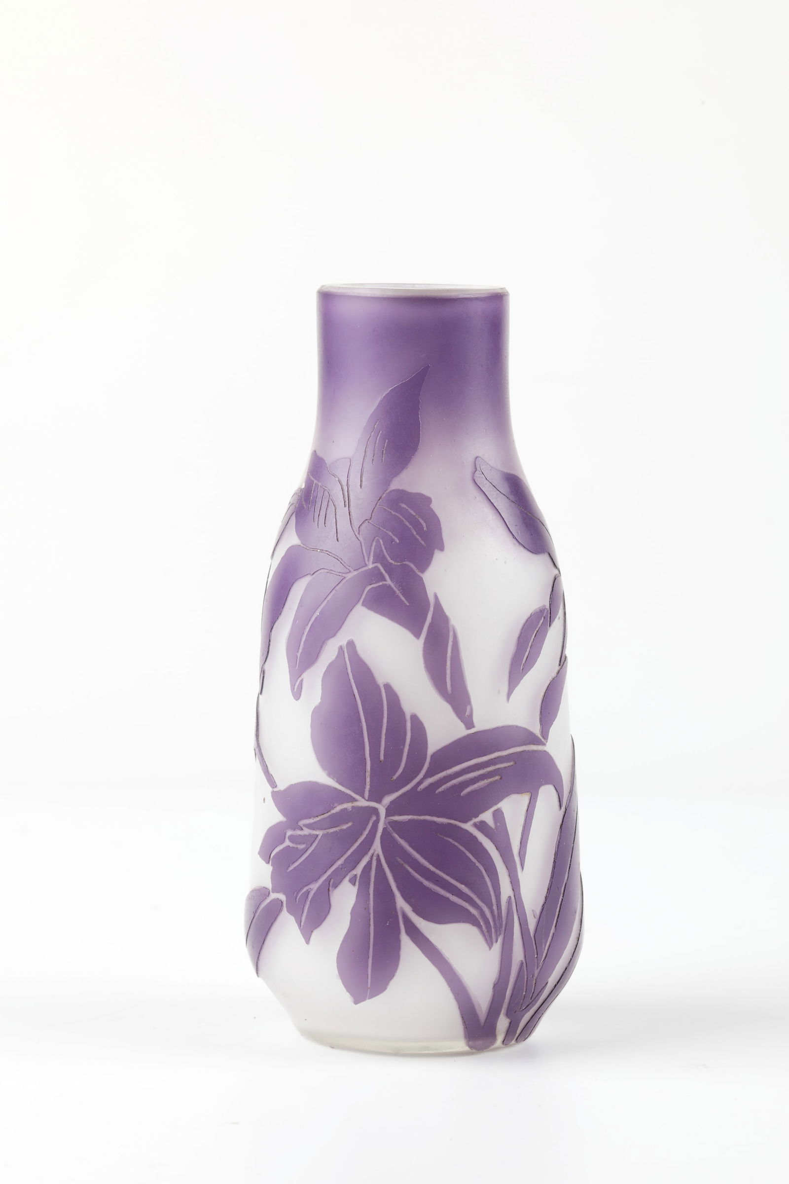 Vase with lilies: Vase with lilies Beckmann & Weiss, Mügeln near Dresden, c. 1910 Colourless glass, underlaid with milky white opal, violet overlay. Etched decoration in relief all around: flowers and leaves of the li