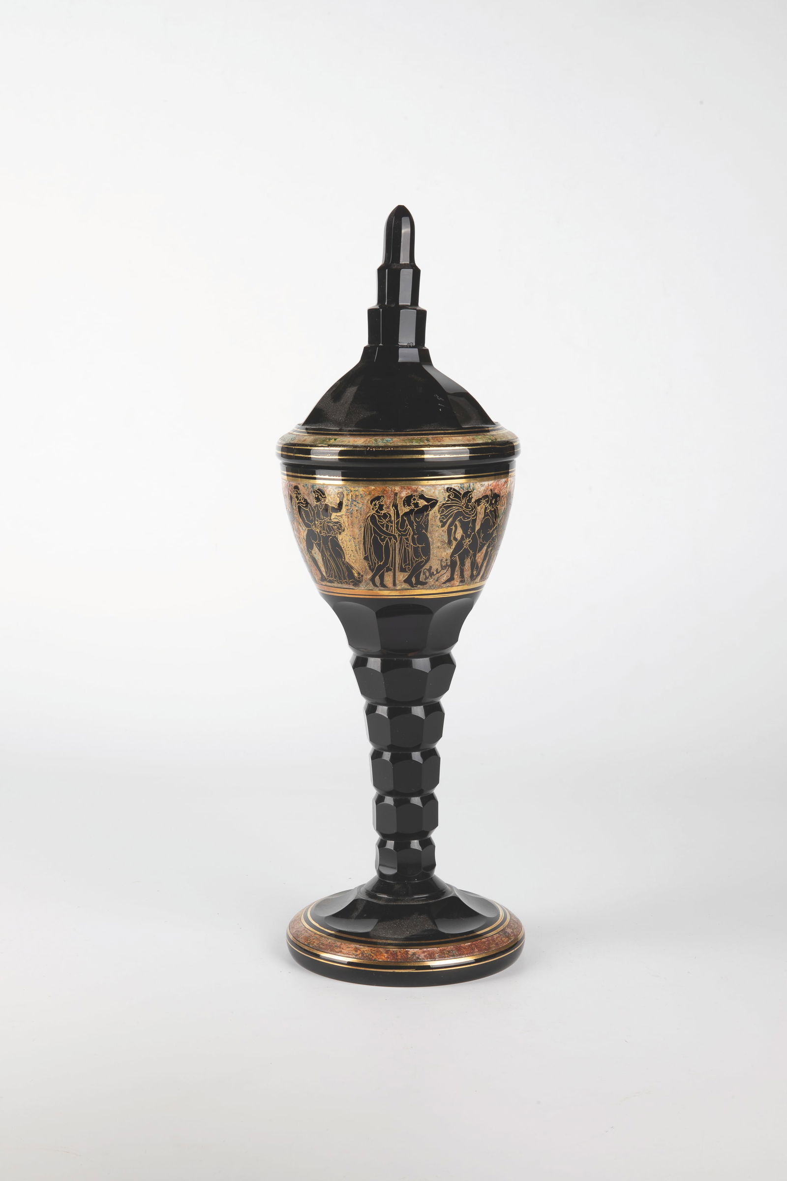 Large lidded goblet with antique-style frieze: Large lidded goblet with antique-style frieze Theodor Bienert (painting), Arnsdorf/Haida, for Carl Goldberg, Haida, c. 1925 Black-violet, faceted glass. Circumferential wall with antique-style figure