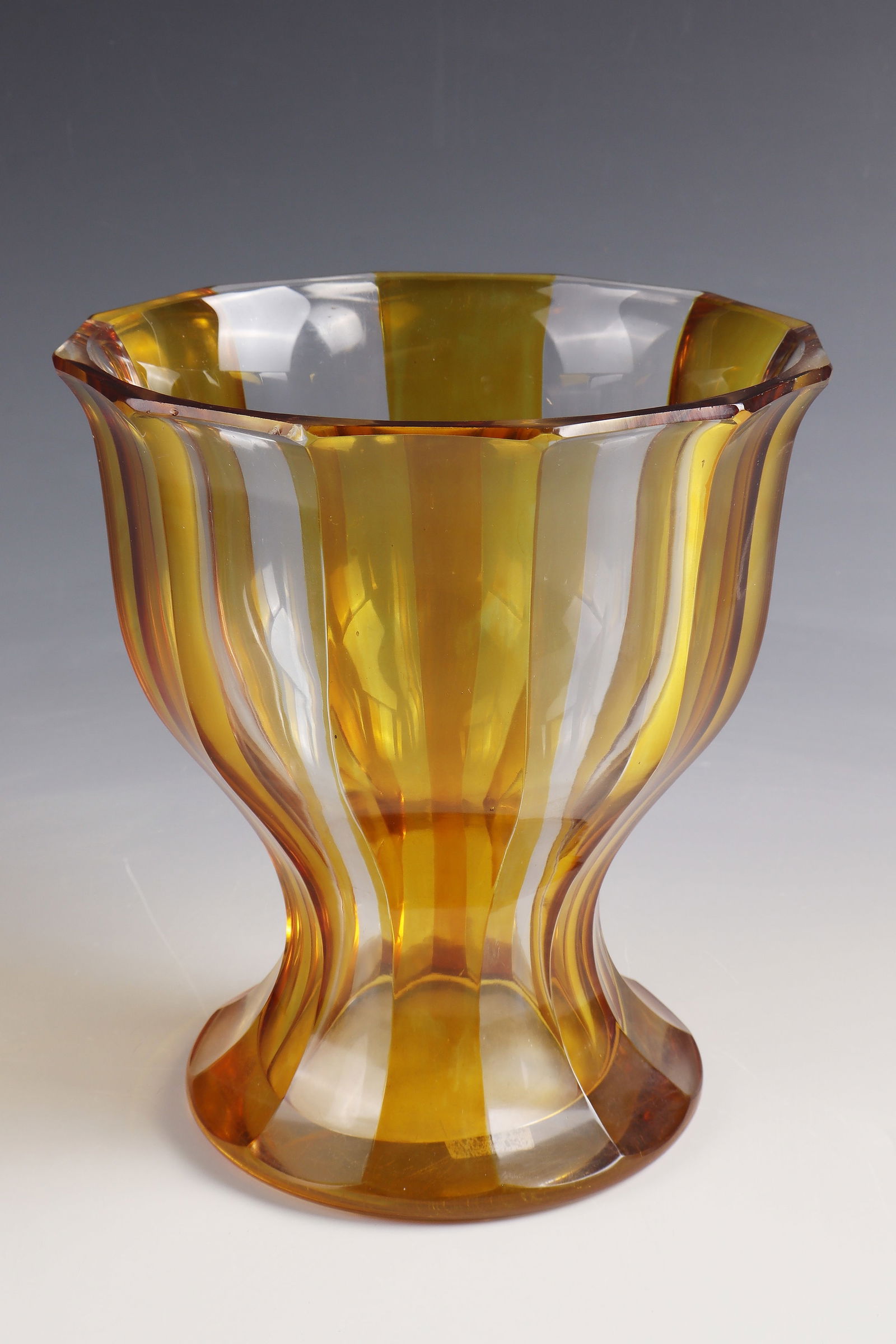 Large foot cup: Haida Technical School, around 1920 Colourless, partly amber-glazed, faceted glass. H. 20 cm.