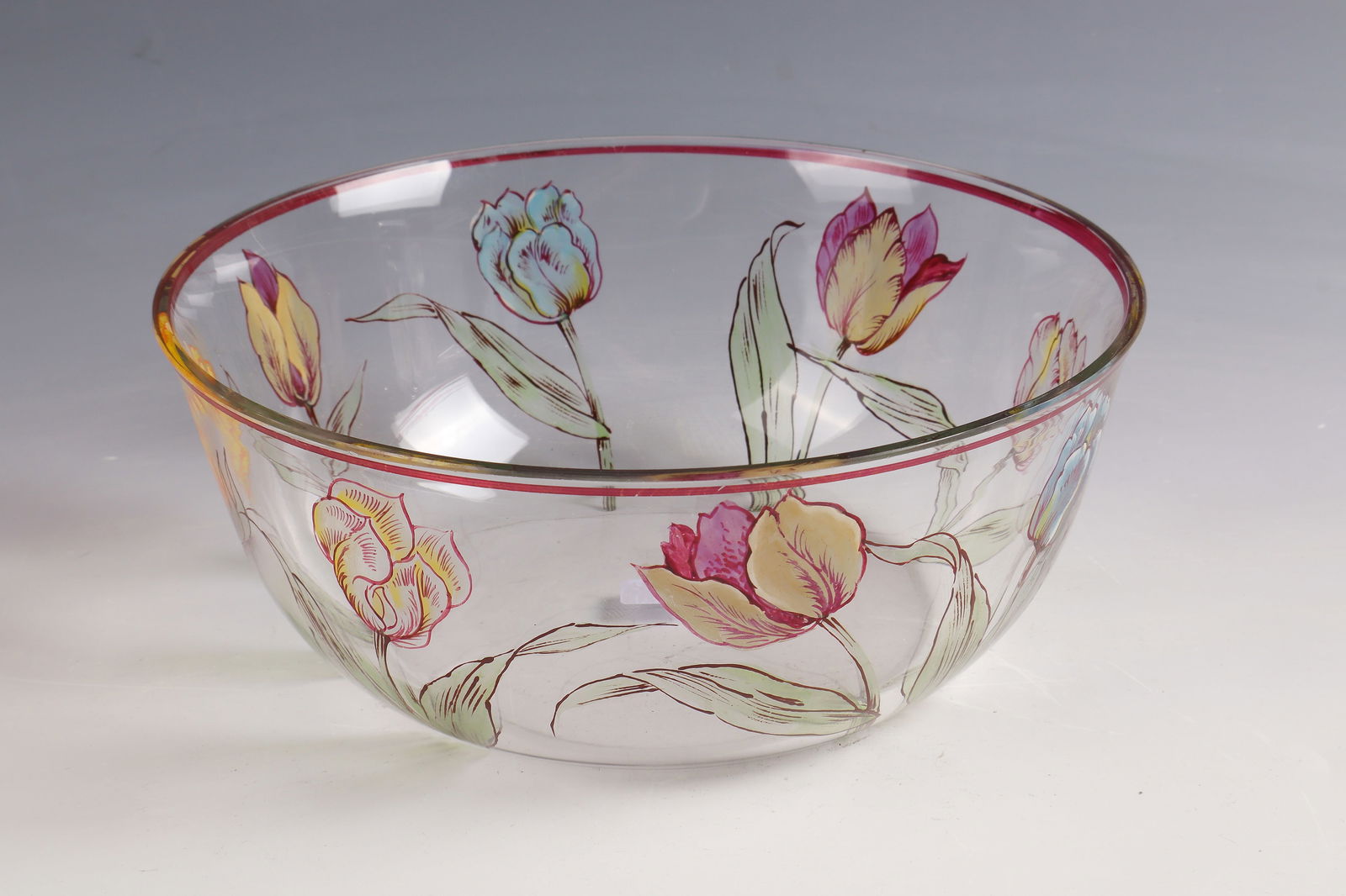 14951-10Bowl with tulips: Bowl with tulips Wohl Willy Meitzen (design), Fritz Heckert, Petersdorf around 1900 Colourless glass. On the slightly bulbous wall, various tulips with leaves run around in fine enamel painting. H.