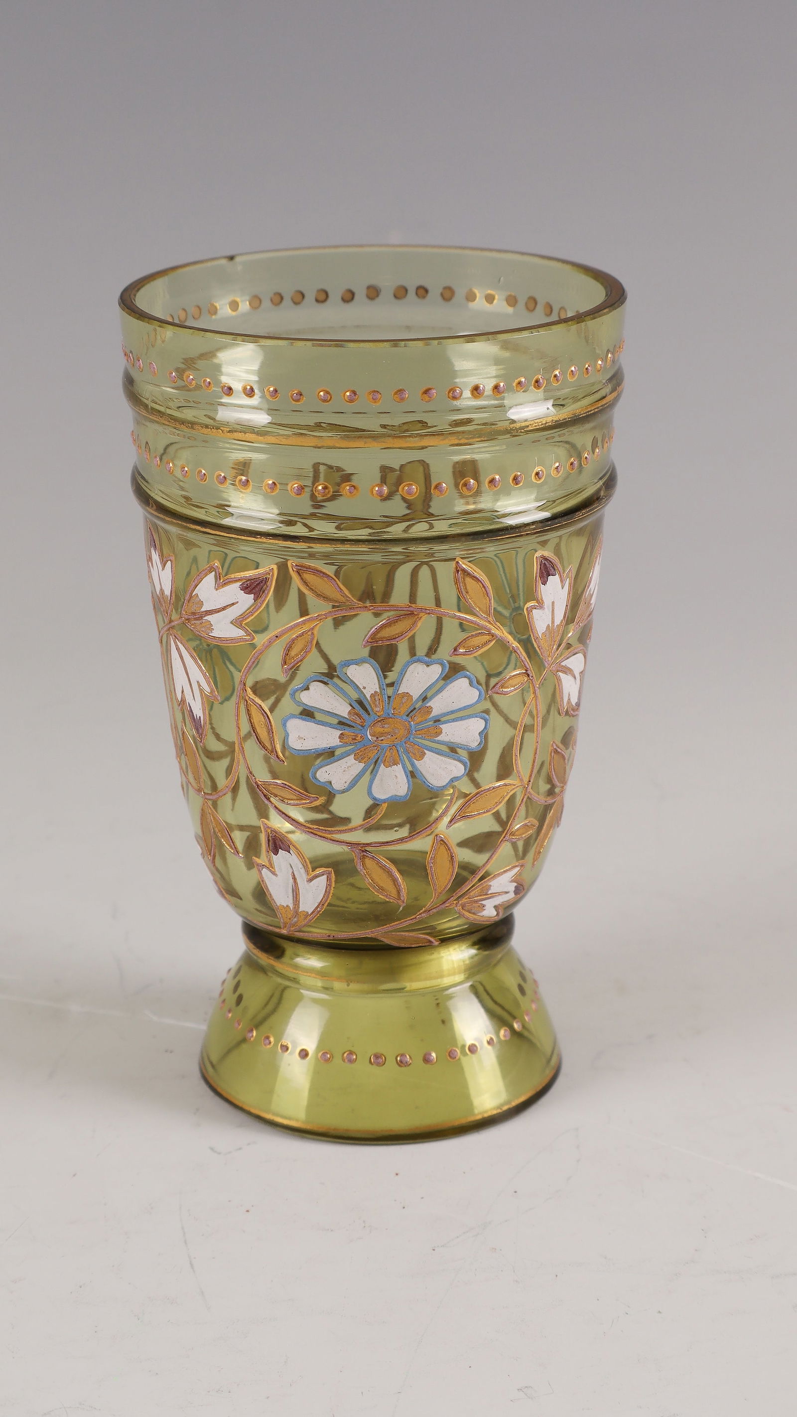 Foot cup: Foot beaker Fritz Heckert, Petersdorf, c. 1880 Olive green glass. Floral decoration in gold and enamel painting all around the wall. Below the edge of the lip double-compressed bulge with row of