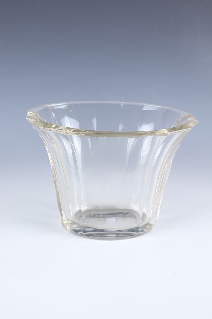 Vase: Vase Josef Hoffmann (design, engraved), L. Moser & Söhne, Karlsbad (execution), 1926-36 Colourless glass with sixteen-sided peel cut. Oval in cross-section. h. 15.3 cm. Lit.: J. Mergl/L. Panková,
