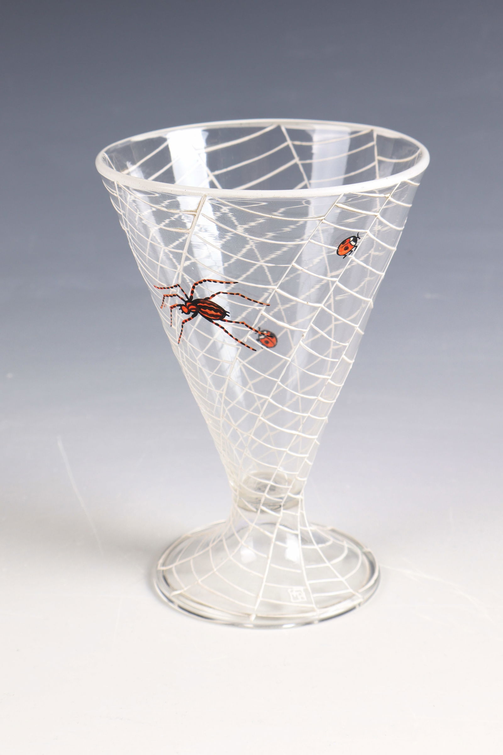 Foot cup: Foot cup Ida Paulin, Augsburg, around 1925 Funnel-shaped foot cup. Colourless glass with colourful opaque enamel decoration: web with spider and ladybird. Inscription on the foot: IP (ligated,