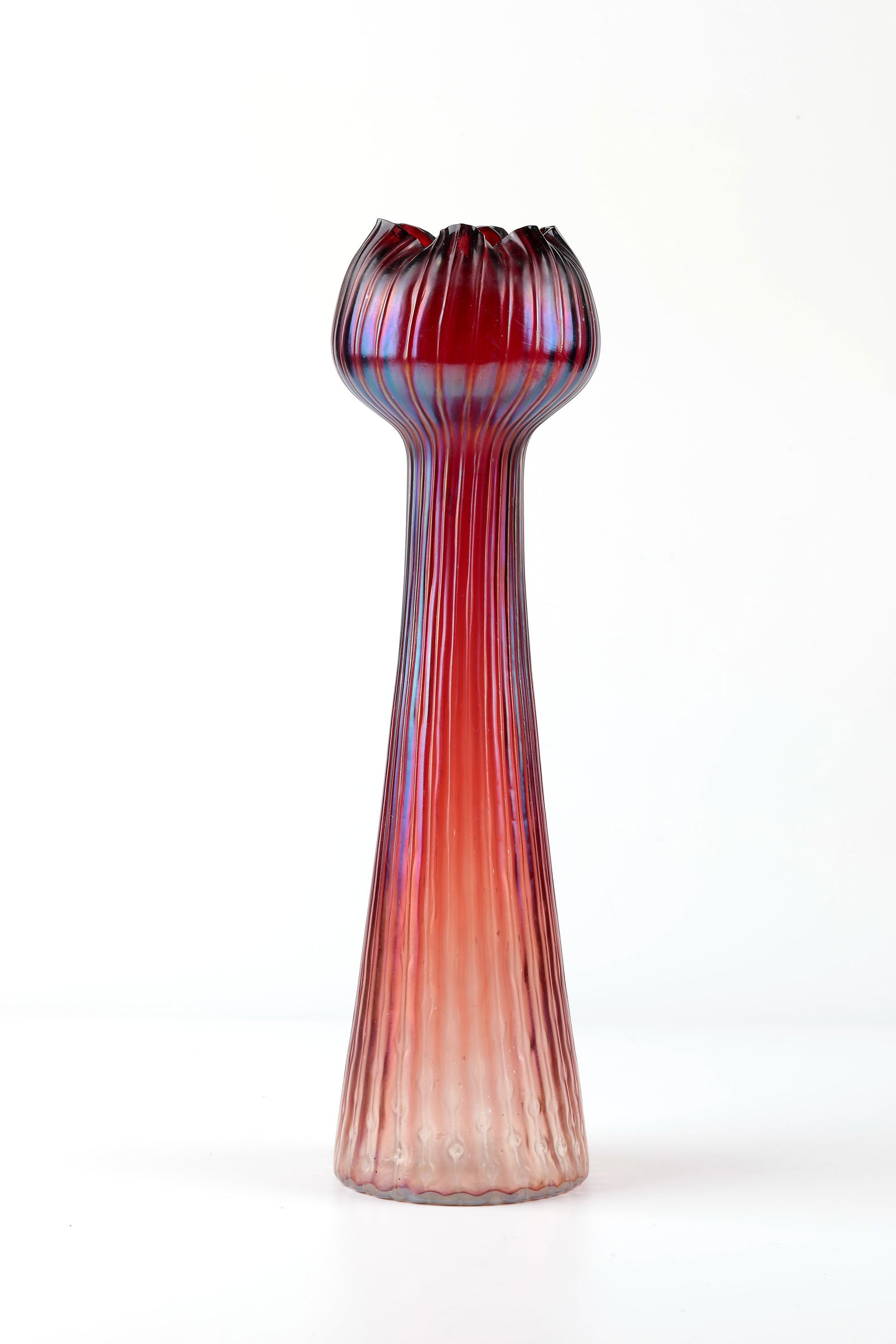 Vase: Vase Josef Rindskopf's Söhne, Teplitz-Schönau, 1900 - 1905 Colourless, optically ribbed glass with ruby red underlay. Matt iridescent. Six-pass inwardly lobed muzzle. h. 34 cm Cf. Lit.: Passau Glass